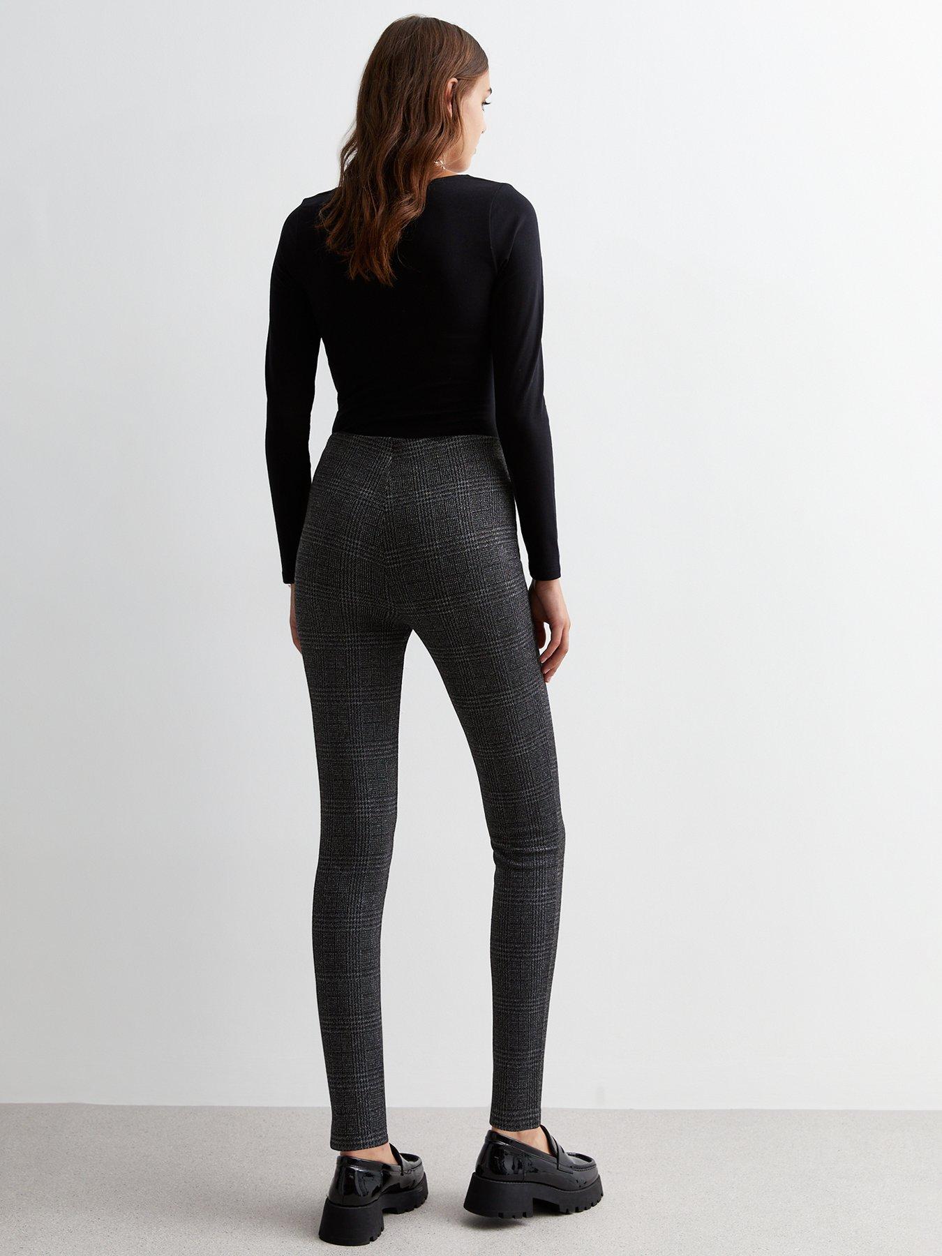 Only Exclusive leggings in gray check