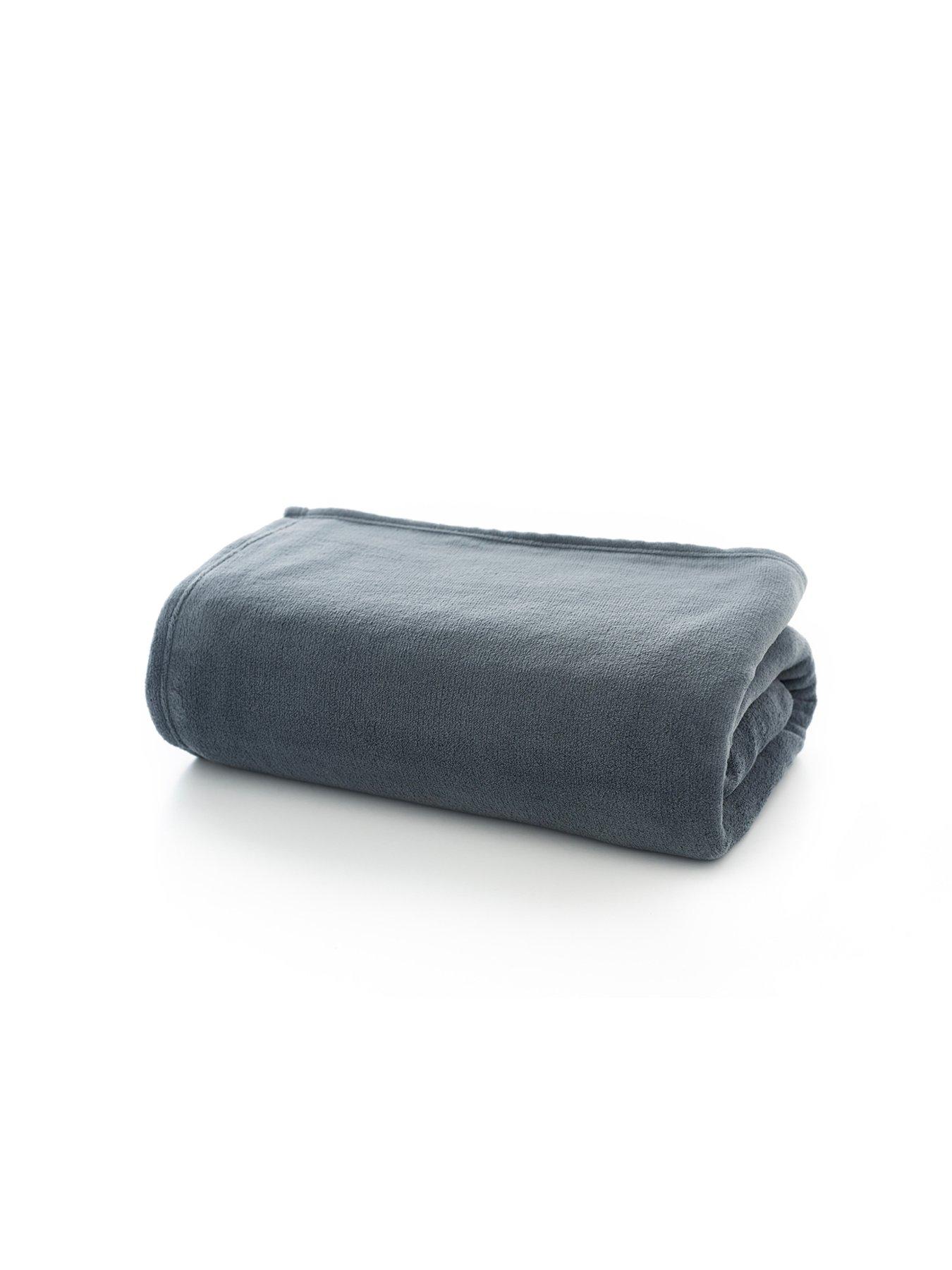 deyongs-xl-snuggle-touch-throw-charcoaloutfit