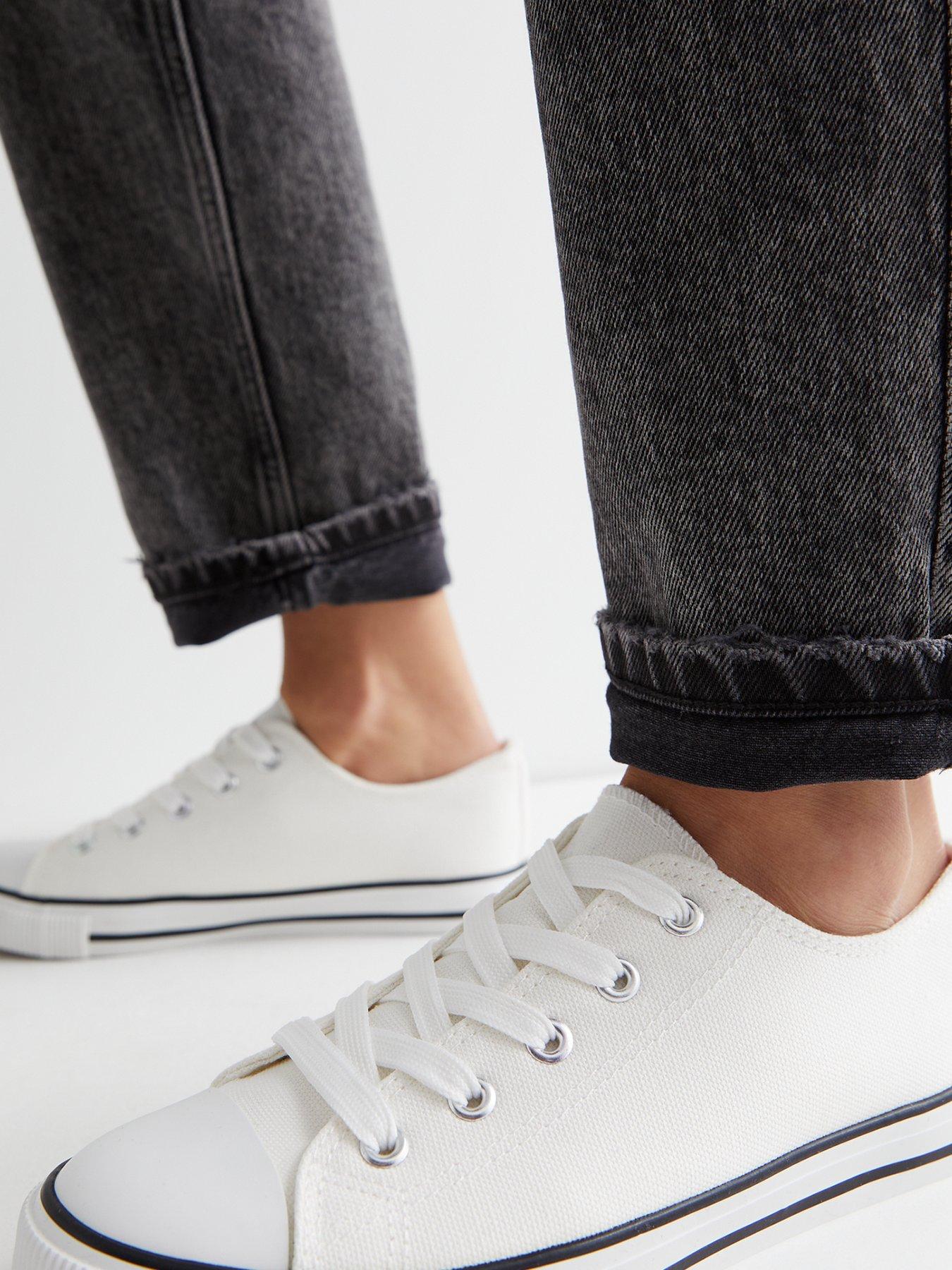 new-look-white-canvas-lace-up-trainersoutfit