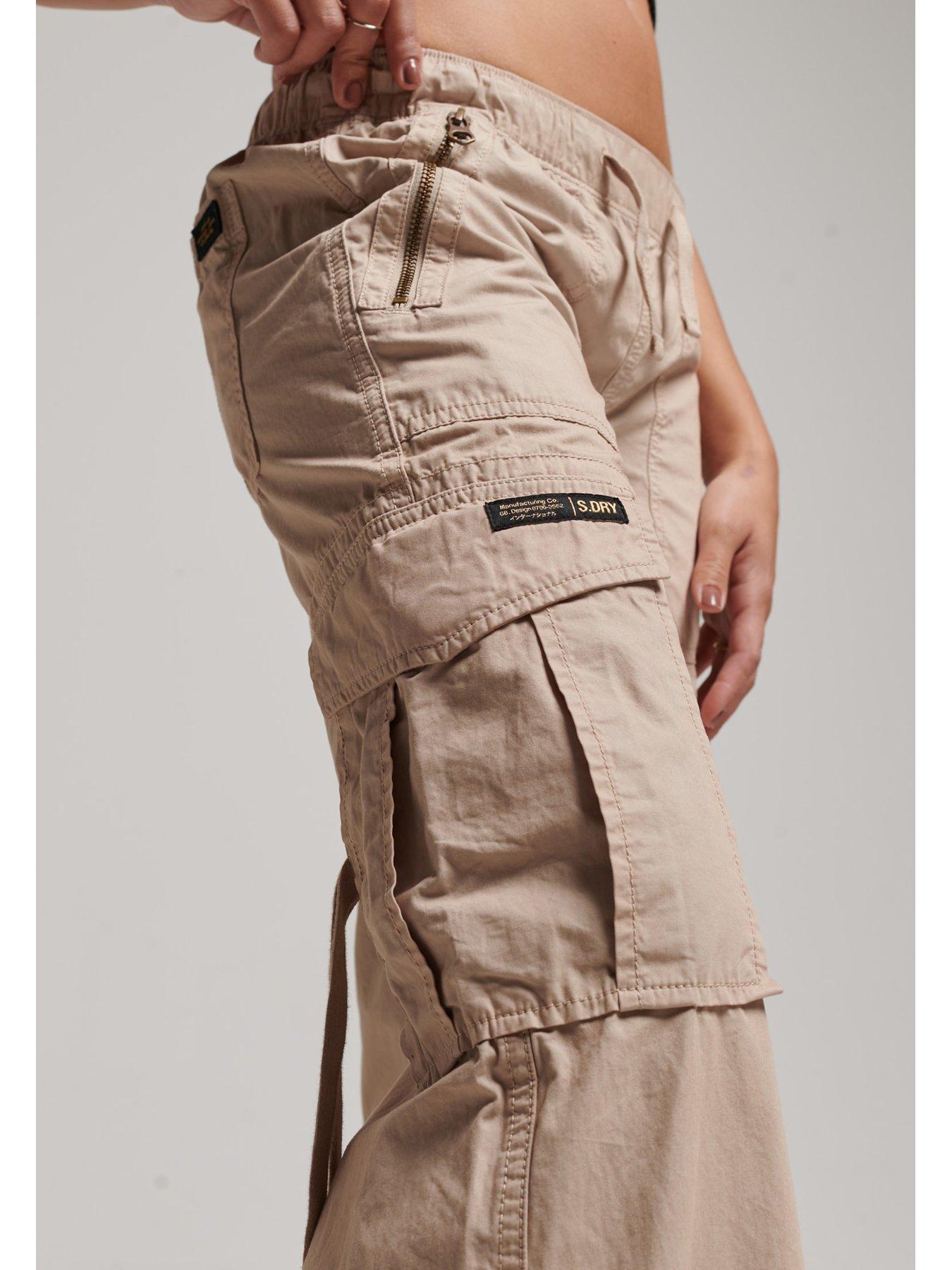 superdry-low-rise-wide-leg-cargo-pants-beigeoutfit