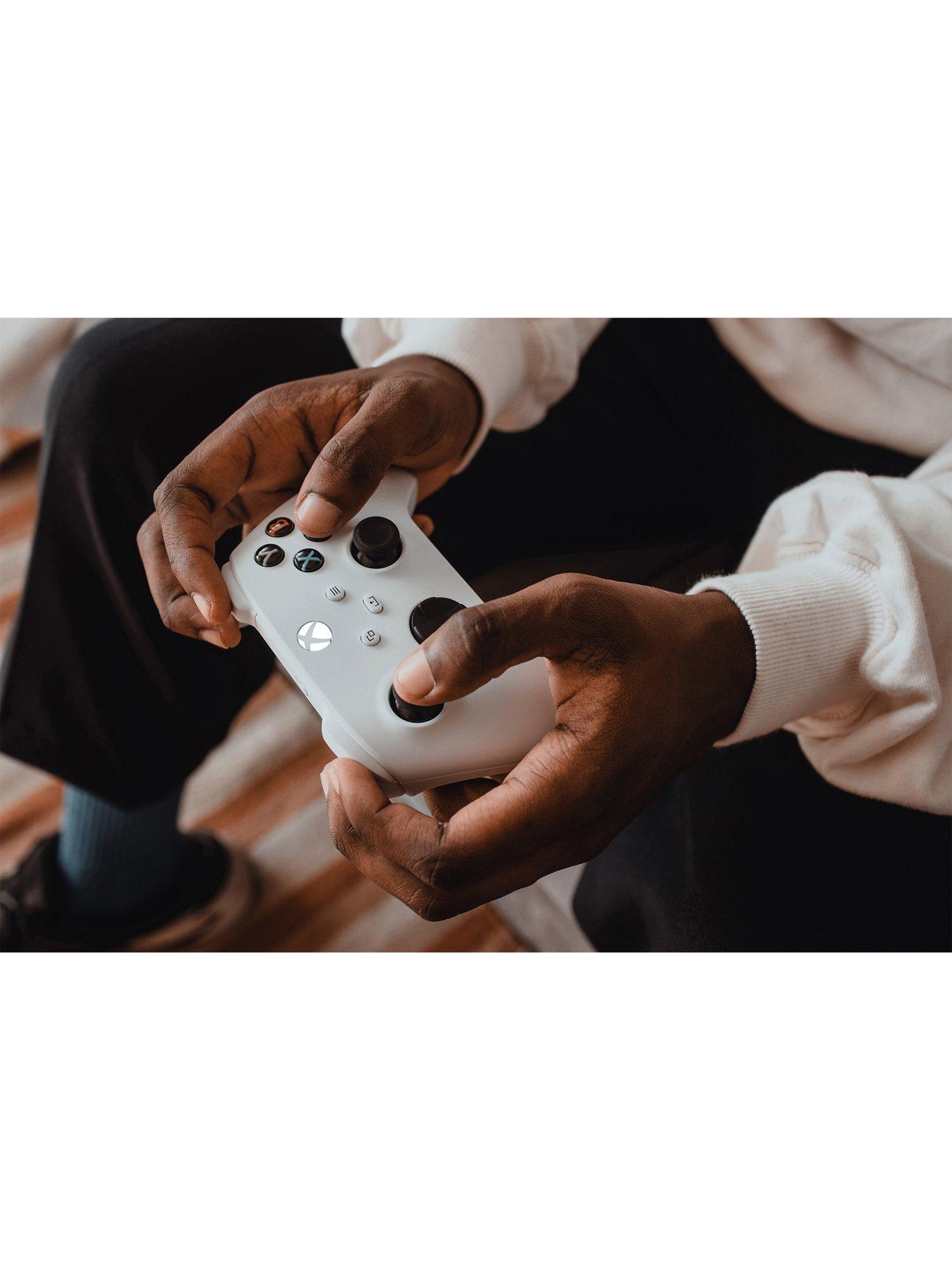 Image 6 of 8 of Xbox Wireless Controller &ndash; Robot White for Xbox Series X|S, Xbox One, and Windows&nbsp;Devices