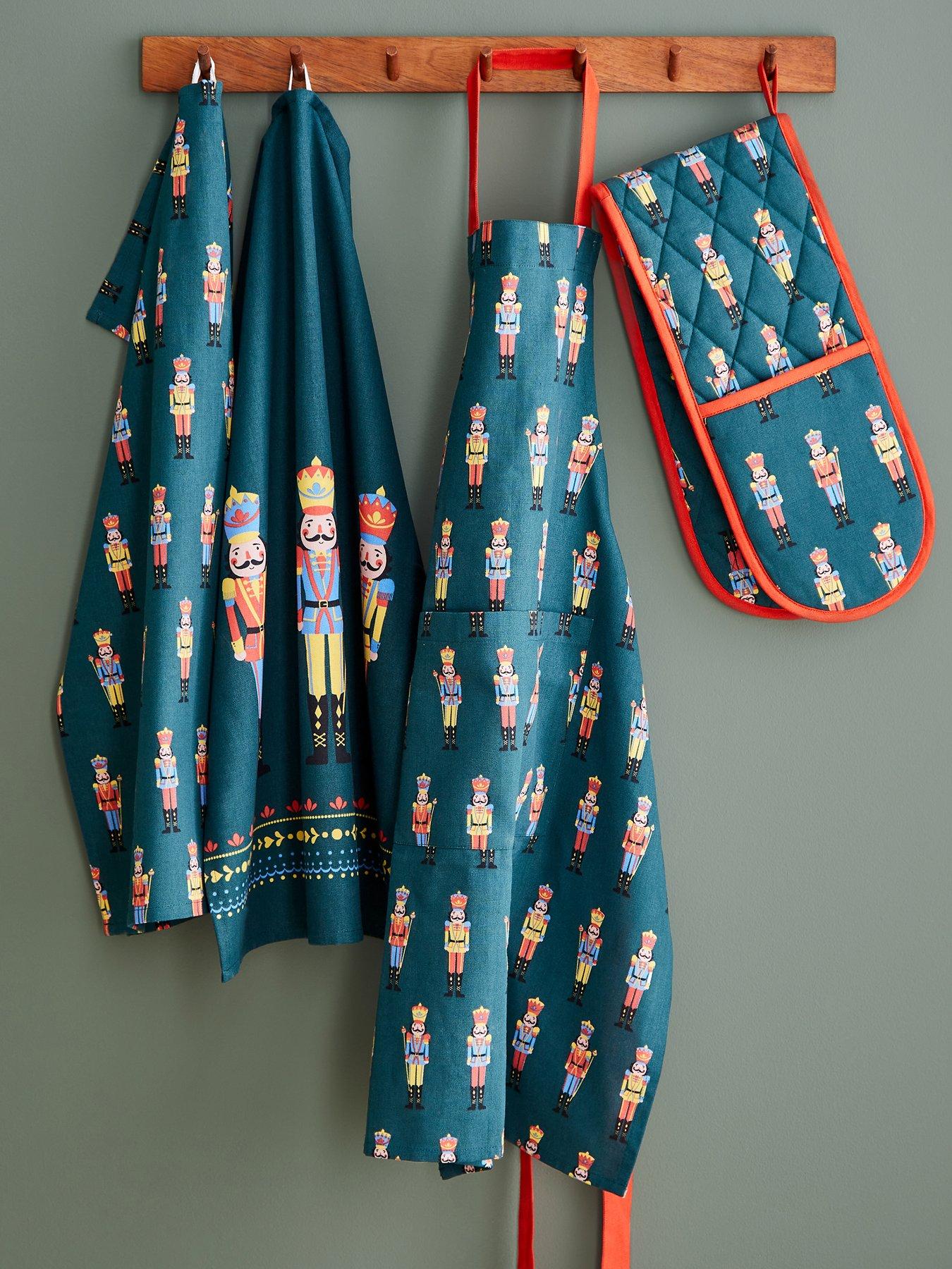 Image 3 of 4 of Catherine Lansfield Nutcracker Double Oven Glove