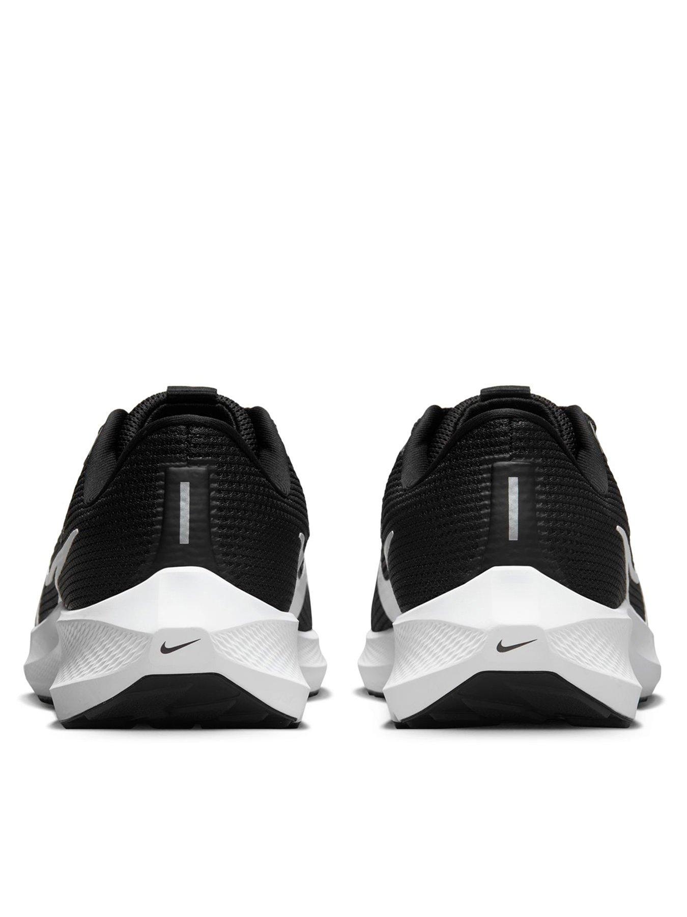 Nike wide cheap fit sneakers