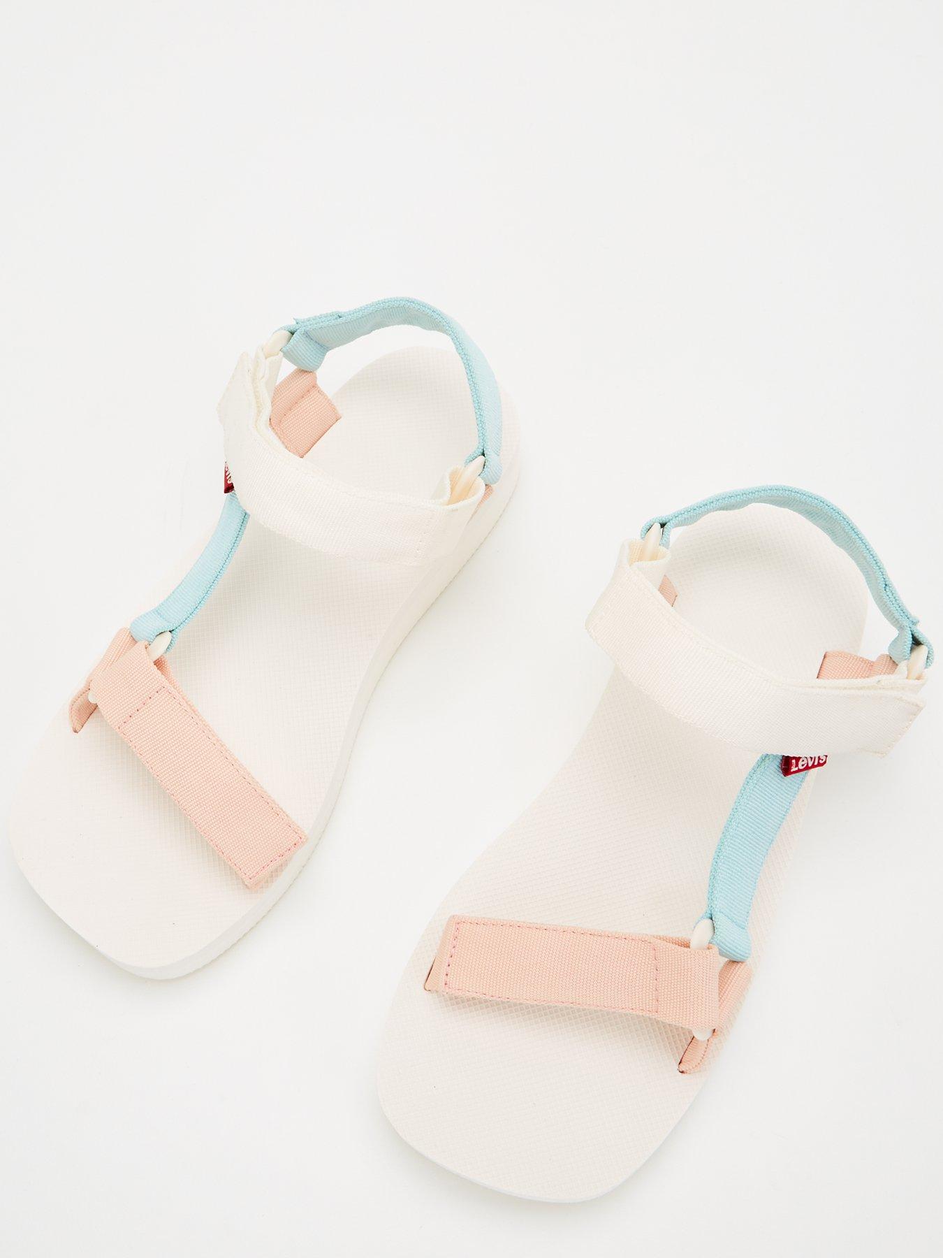 levis-cadys-low-sandal-creamoutfit