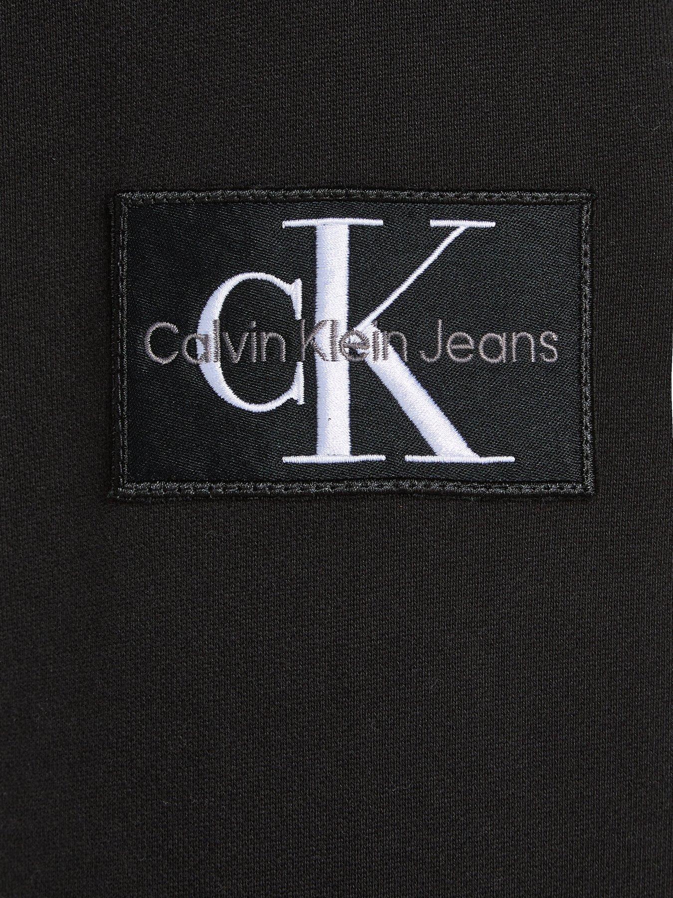 calvin-klein-jeans-badge-hoodie-blackoutfit