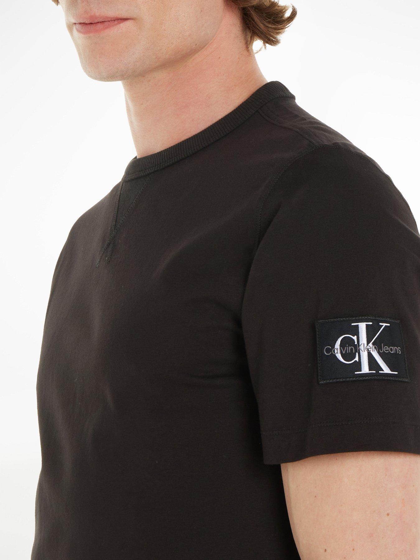 calvin-klein-jeans-badge-regular-t-shirt-blackoutfit