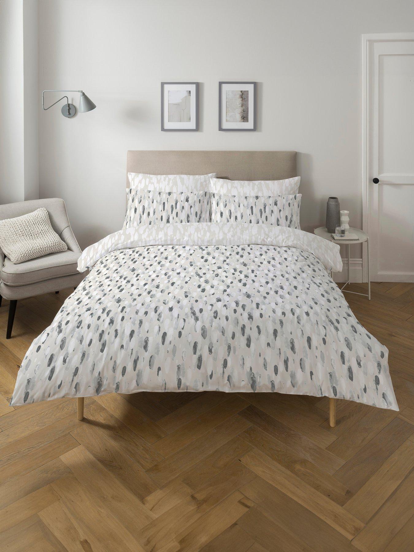 https://media.very.ie/i/littlewoodsireland/VPS9L_SQ1_0000000071_CHARCOAL_RSr/copenhagen-home-rayne-charcoal-duvet-set-db.jpg?$180x240_retinamobilex2$&$roundel_lwireland$&p1_img=new_yellow_round