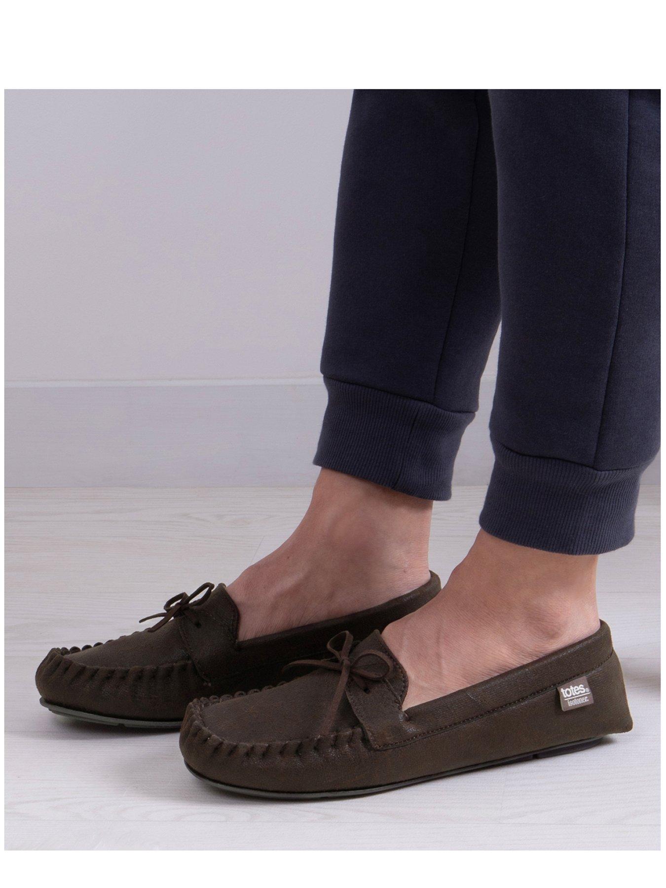 totes-distressed-moccasin-slipper-brownstillFront
