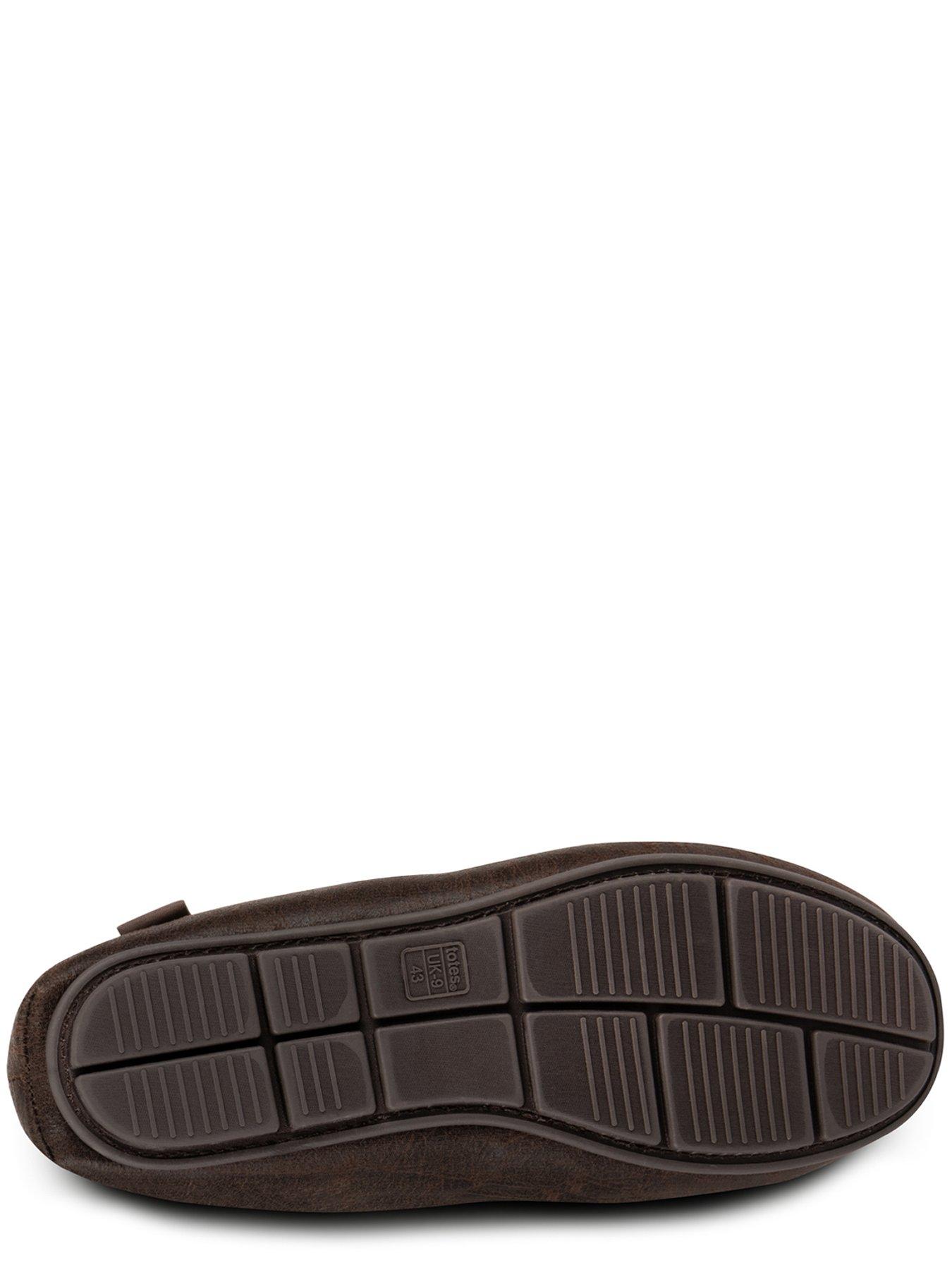 totes-distressed-moccasin-slipper-browndetail