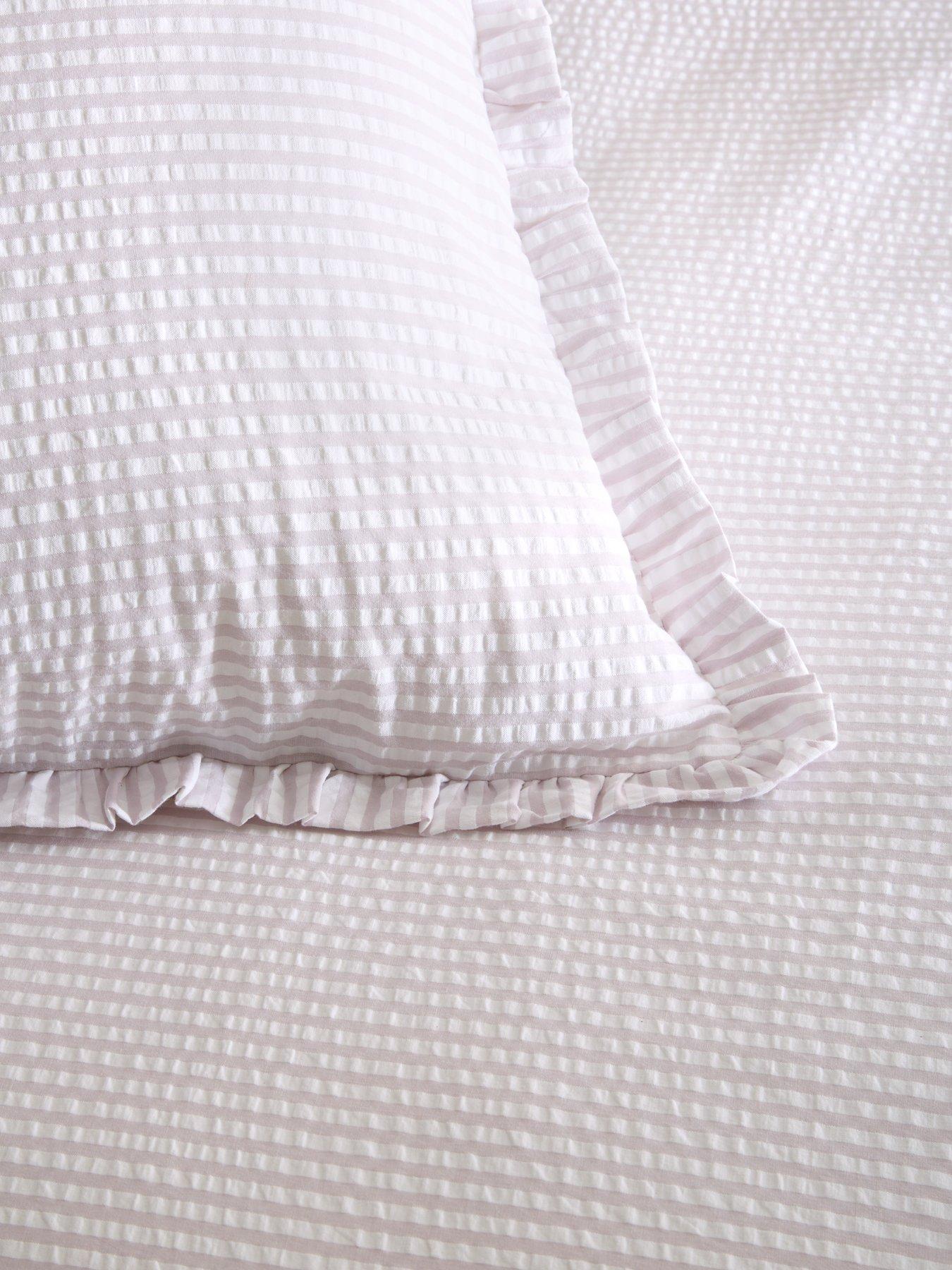 very-home-stripe-seersucker-ruffle-edge-duvet-cover-whitenaturaloutfit