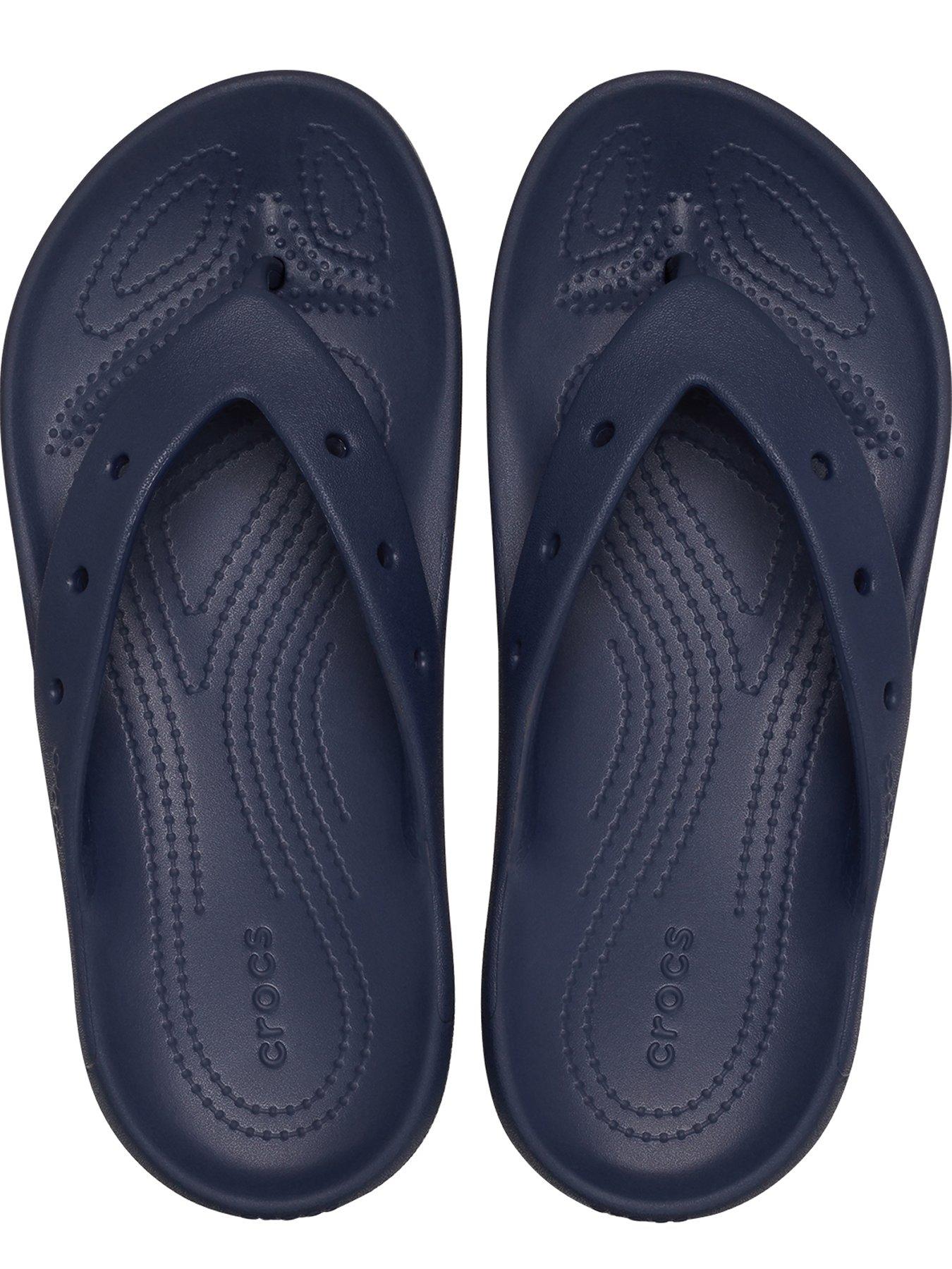 crocs-crocs-classic-flip-sandal-navyoutfit