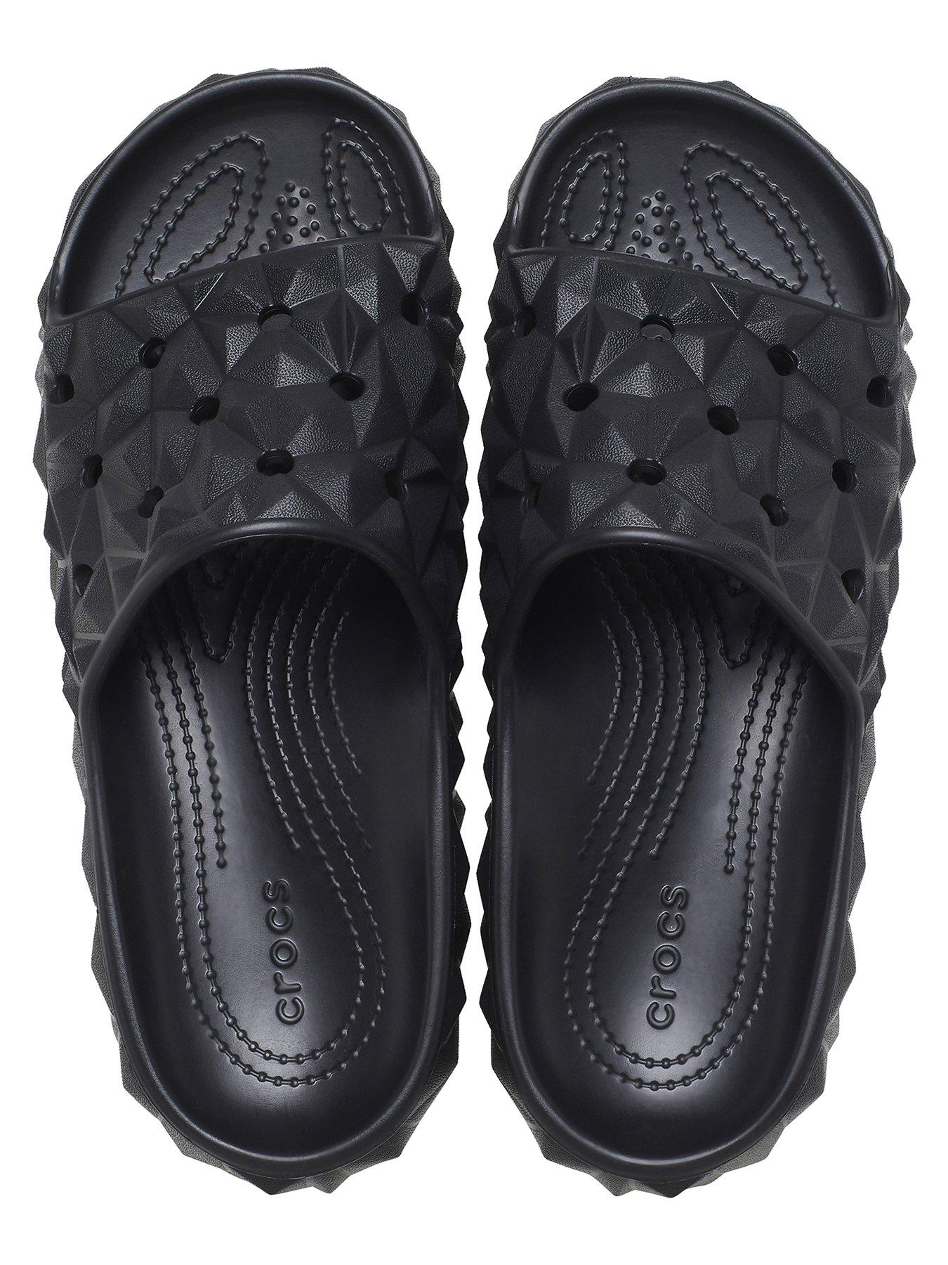 crocs-crocs-classic-geometric-slide-v2-blackoutfit