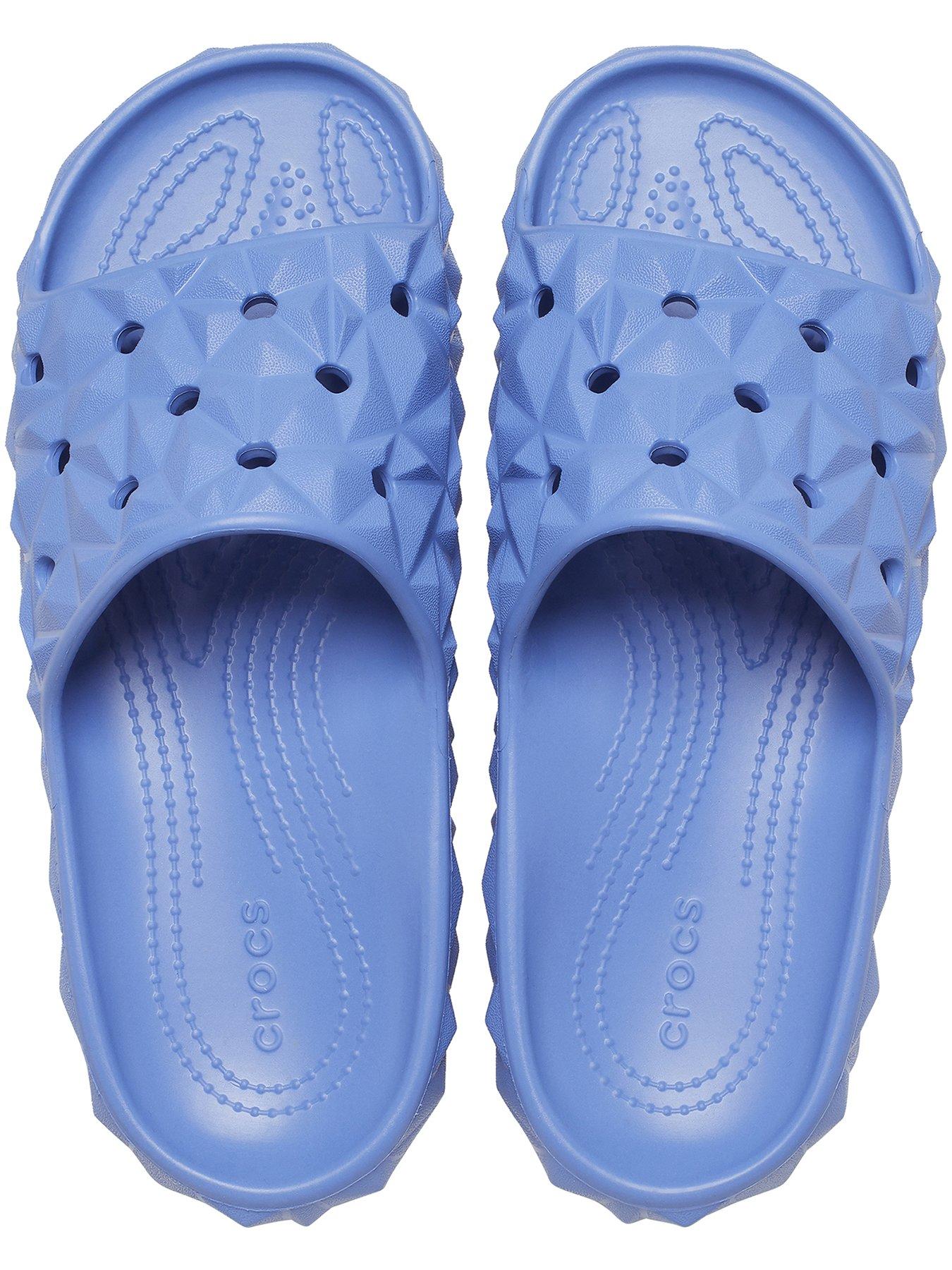 crocs-crocs-classic-geometric-slide-v2-elemental-blueoutfit