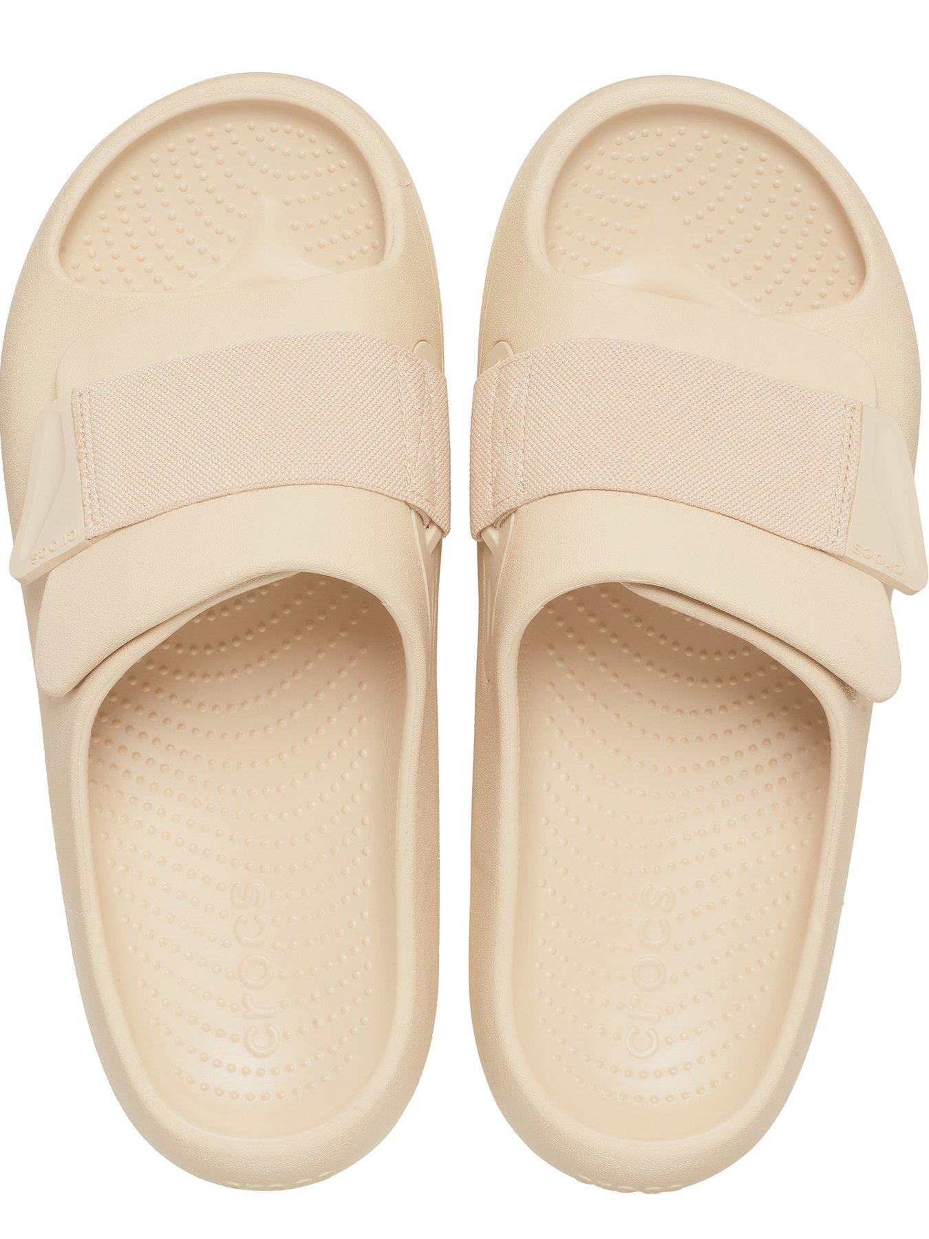 crocs-mellow-slide-sandal-shitake-brownoutfit