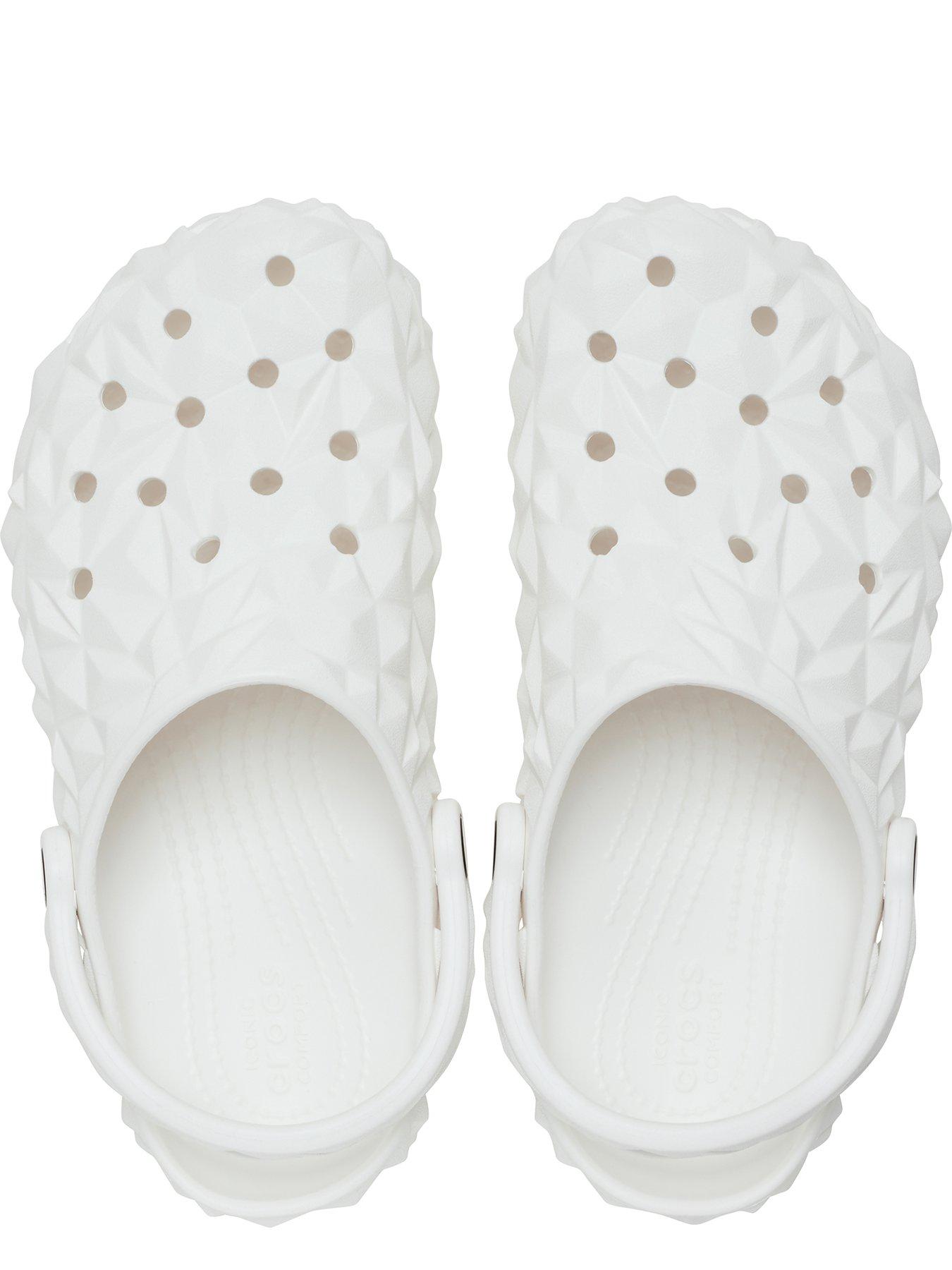 crocs-crocs-classic-geometric-clog-whiteoutfit