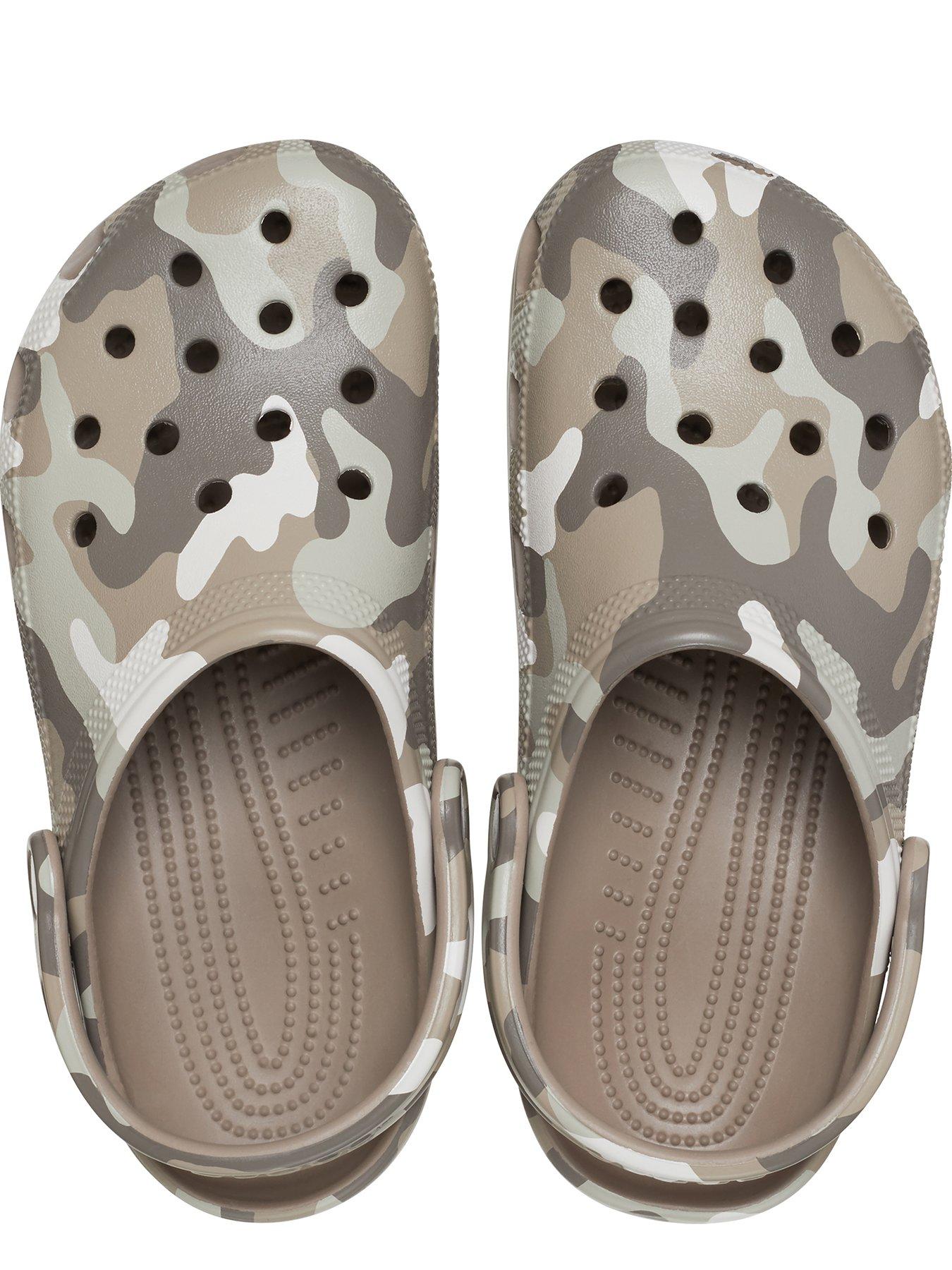 crocs-crocs-classic-printed-camo-clog-mushroom-multioutfit