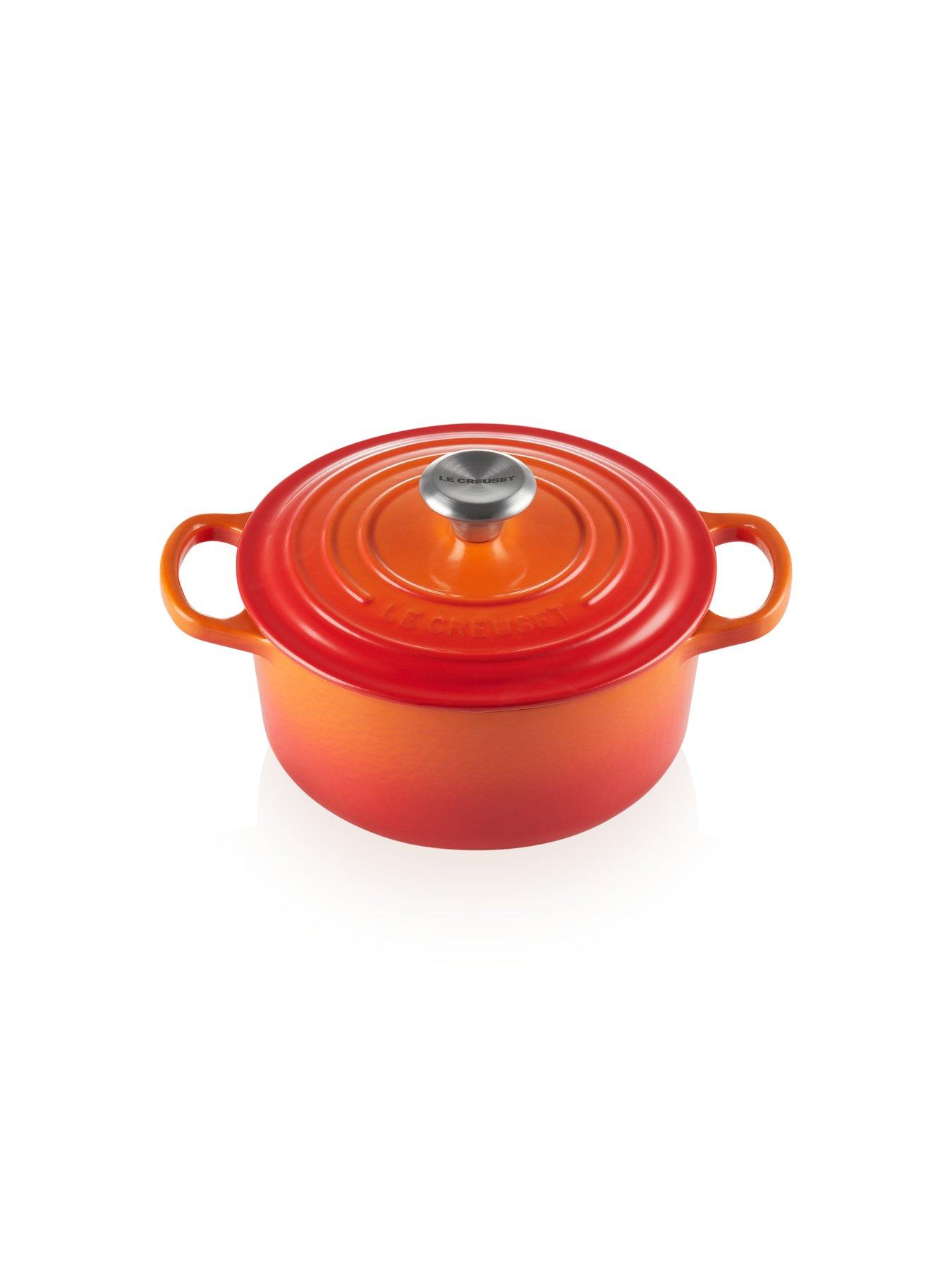 le-creuset-signature-cast-iron-round-22-cm-casserole-in-volcanicoutfit