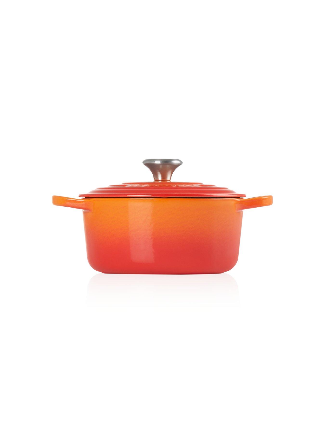 le-creuset-signature-cast-iron-round-22-cm-casserole-in-volcanicdetail