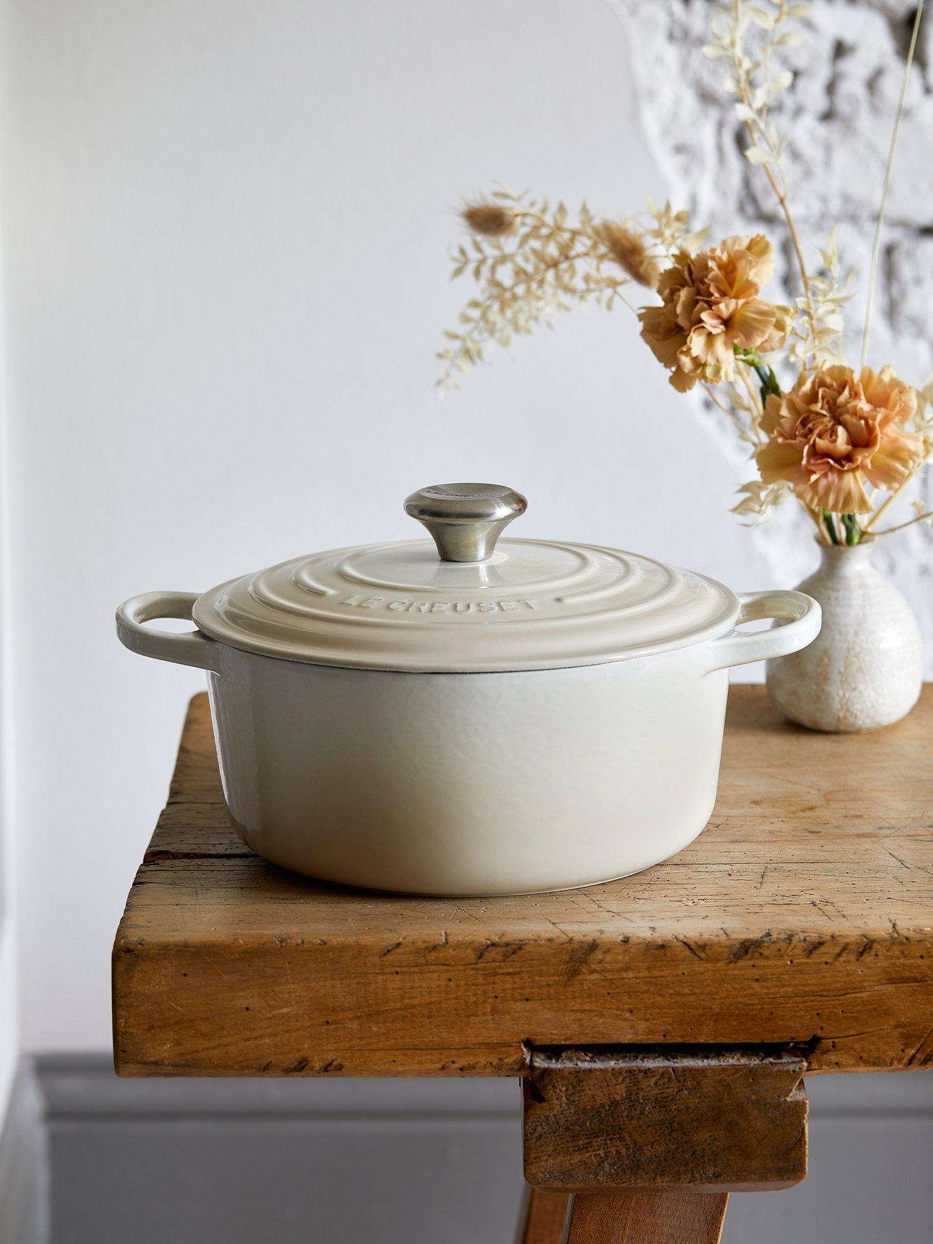 le-creuset-signature-cast-iron-round-22-cm-casserole-in-meringueback