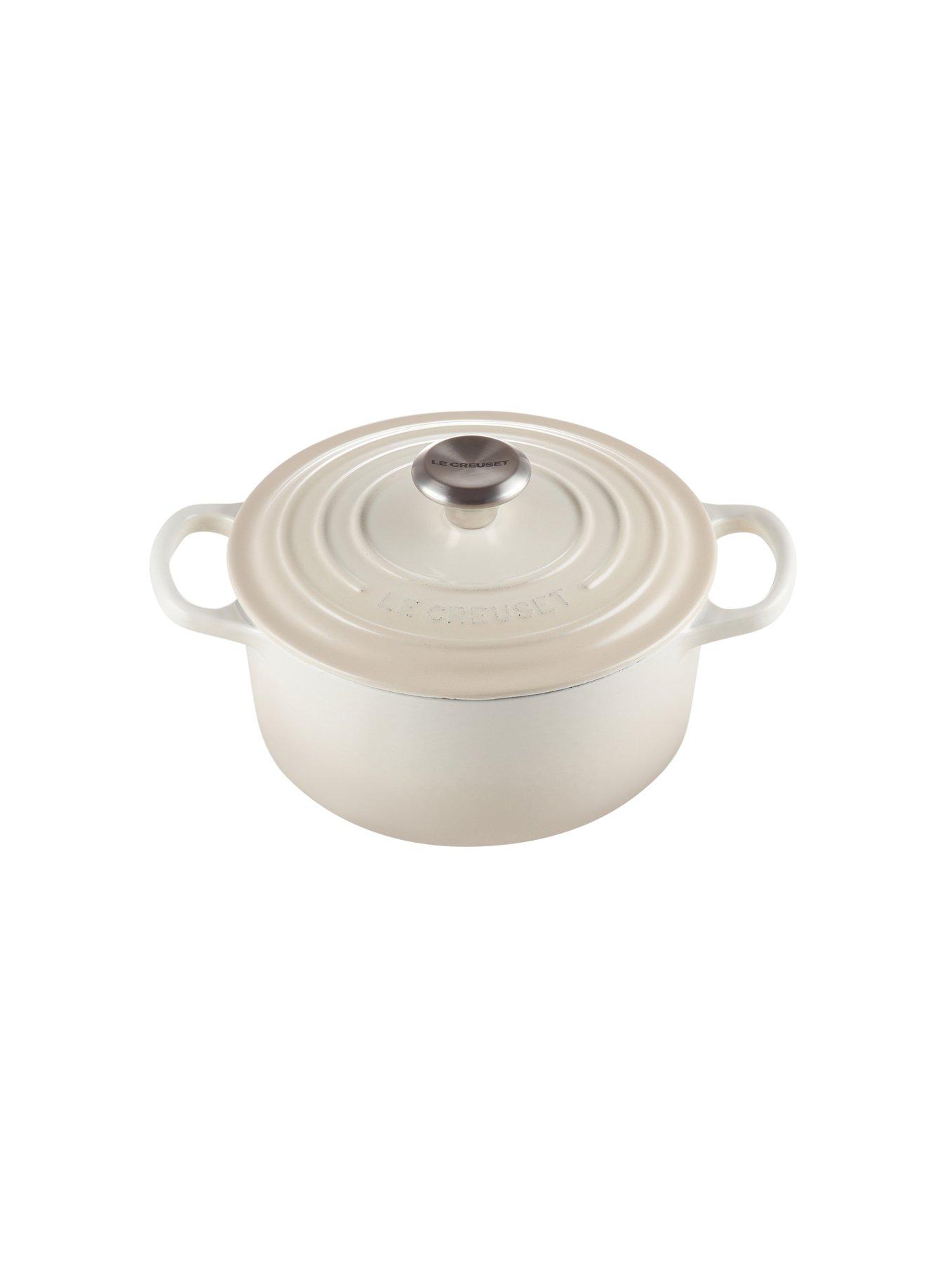 le-creuset-signature-cast-iron-round-22-cm-casserole-in-meringueoutfit