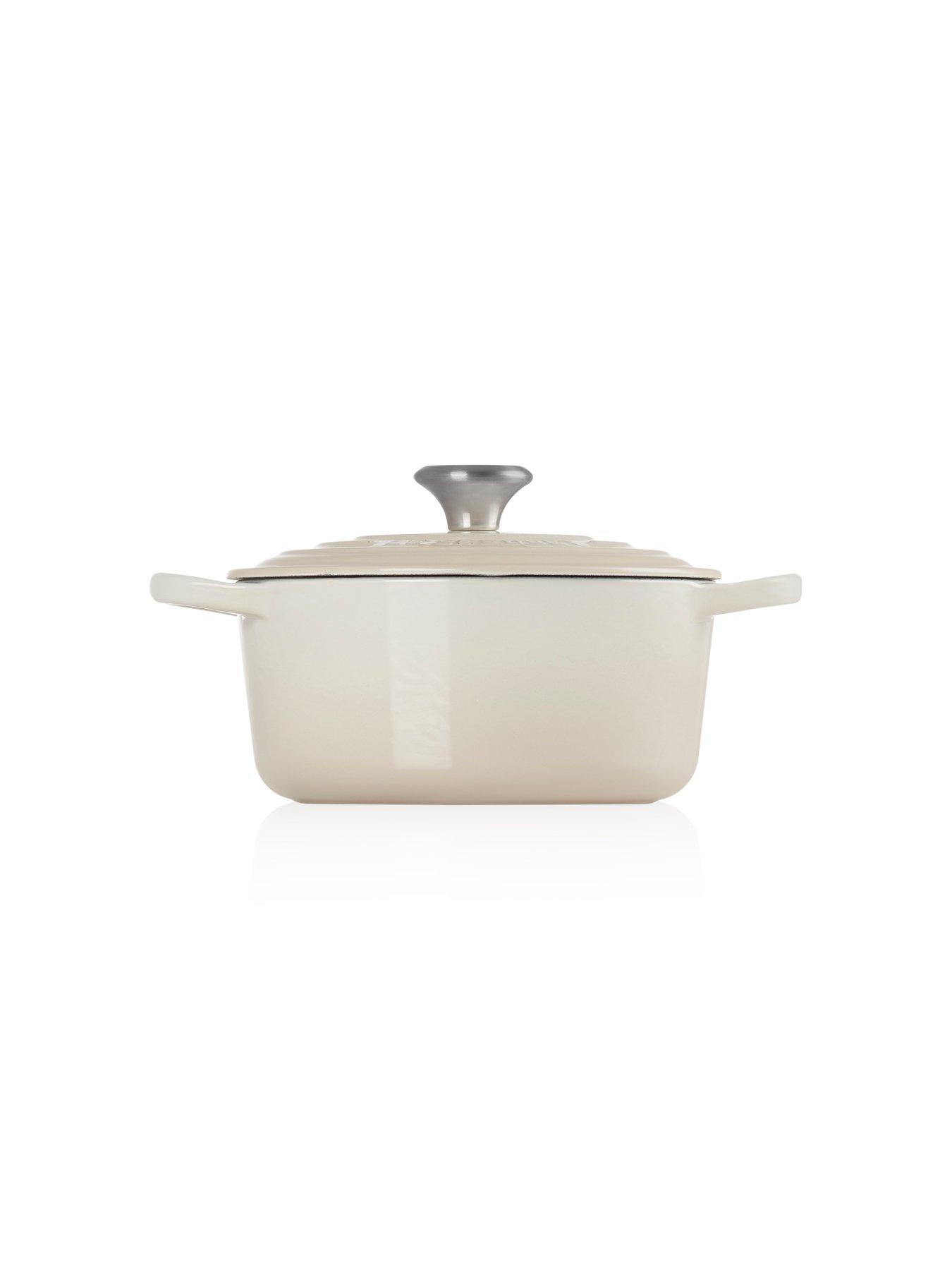 le-creuset-signature-cast-iron-round-22-cm-casserole-in-meringuedetail