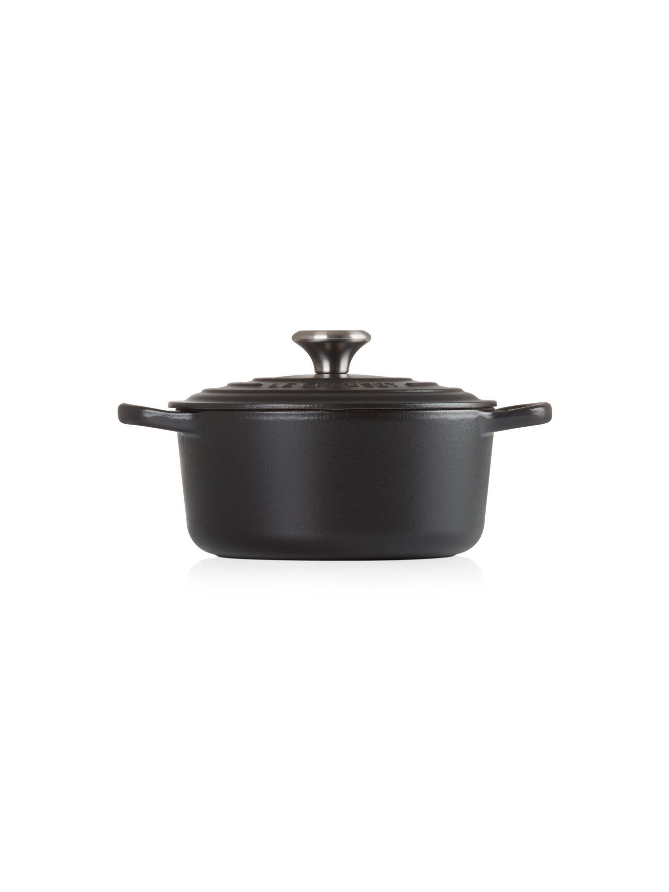 le-creuset-signature-cast-iron-round-22-cm-casserole-in-satin-blackoutfit