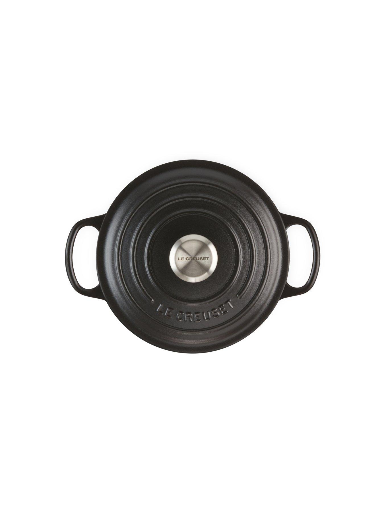 le-creuset-signature-cast-iron-round-22-cm-casserole-in-satin-blackdetail