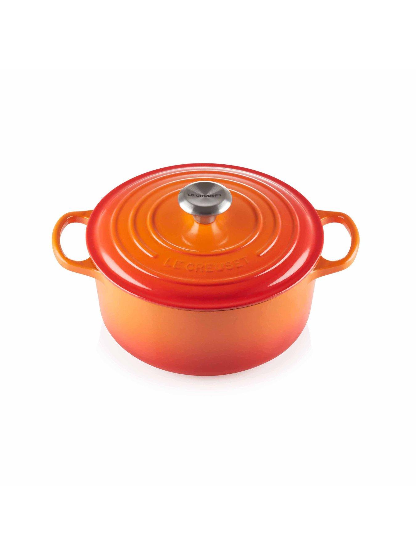 le-creuset-signature-cast-iron-round-26-cm-casserole-in-volcanicoutfit