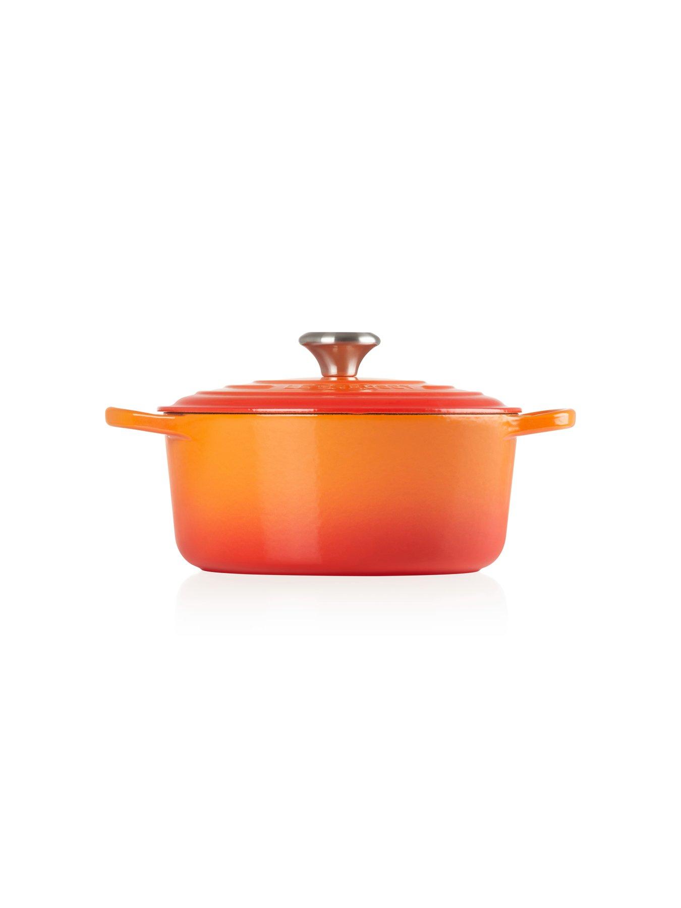 le-creuset-signature-cast-iron-round-26-cm-casserole-in-volcanicdetail