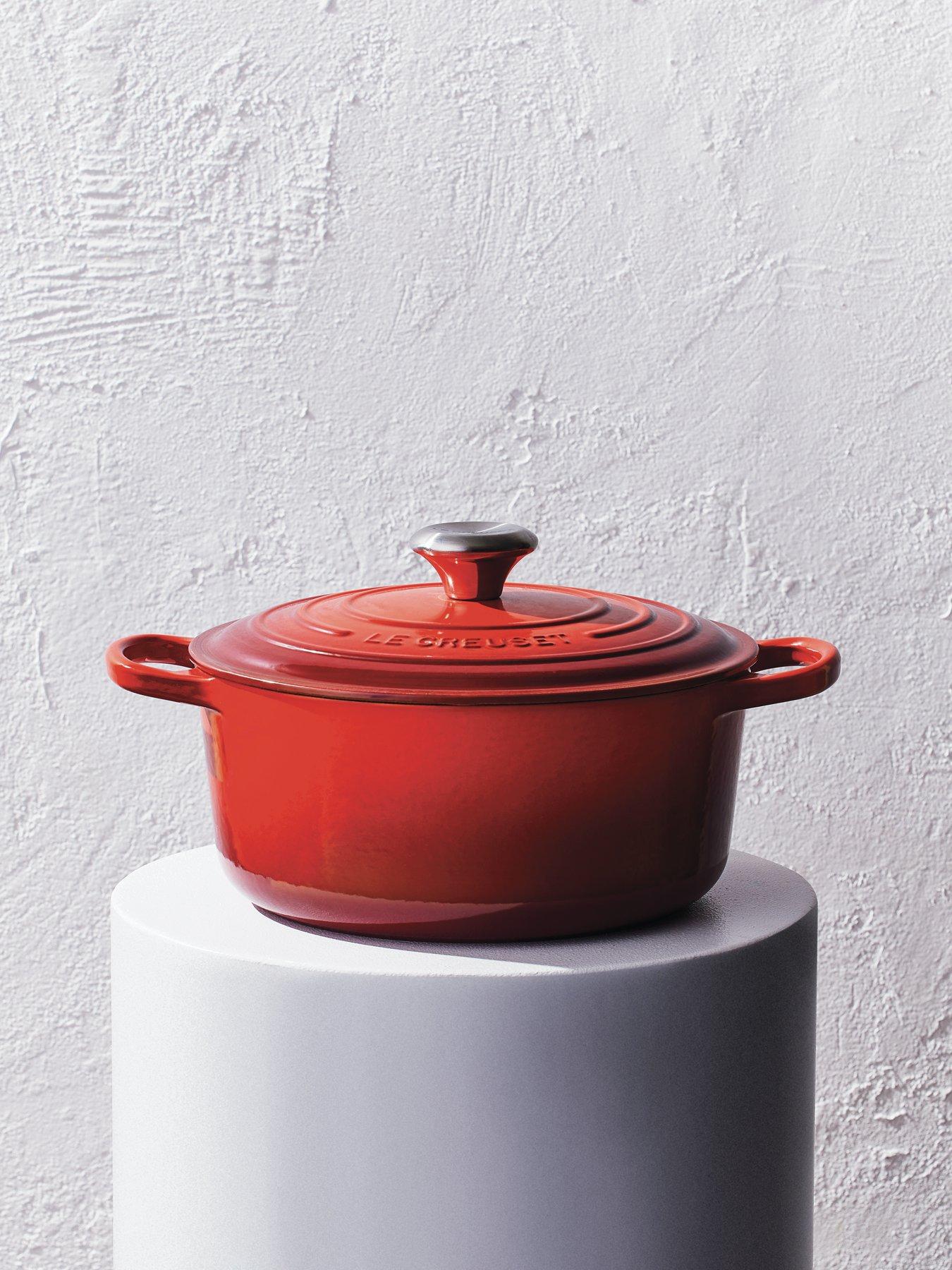 le-creuset-signature-cast-iron-round-26-cm-casserole-in-volcanic