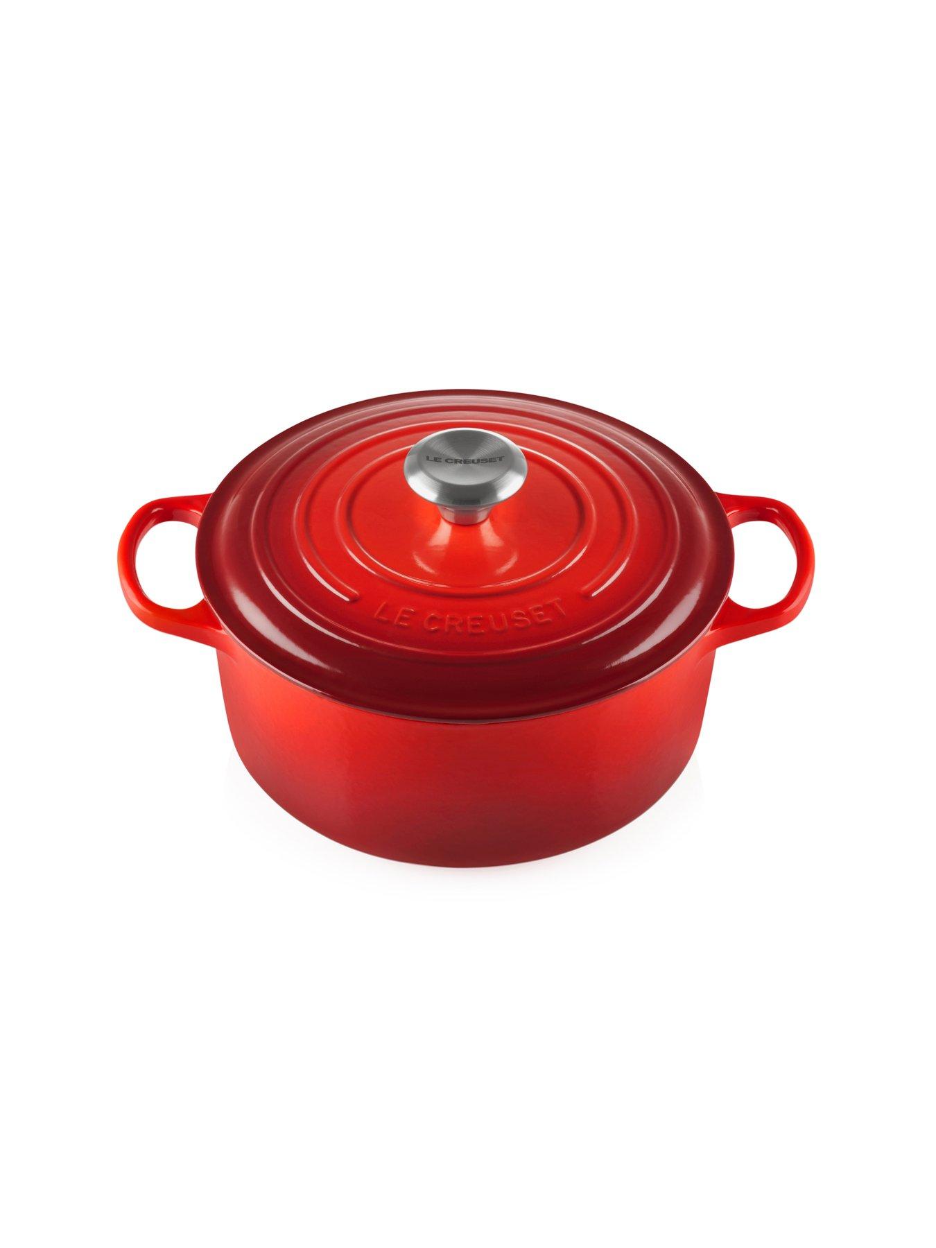 le-creuset-signature-cast-iron-round-26-cm-casserole-in-ceriseoutfit