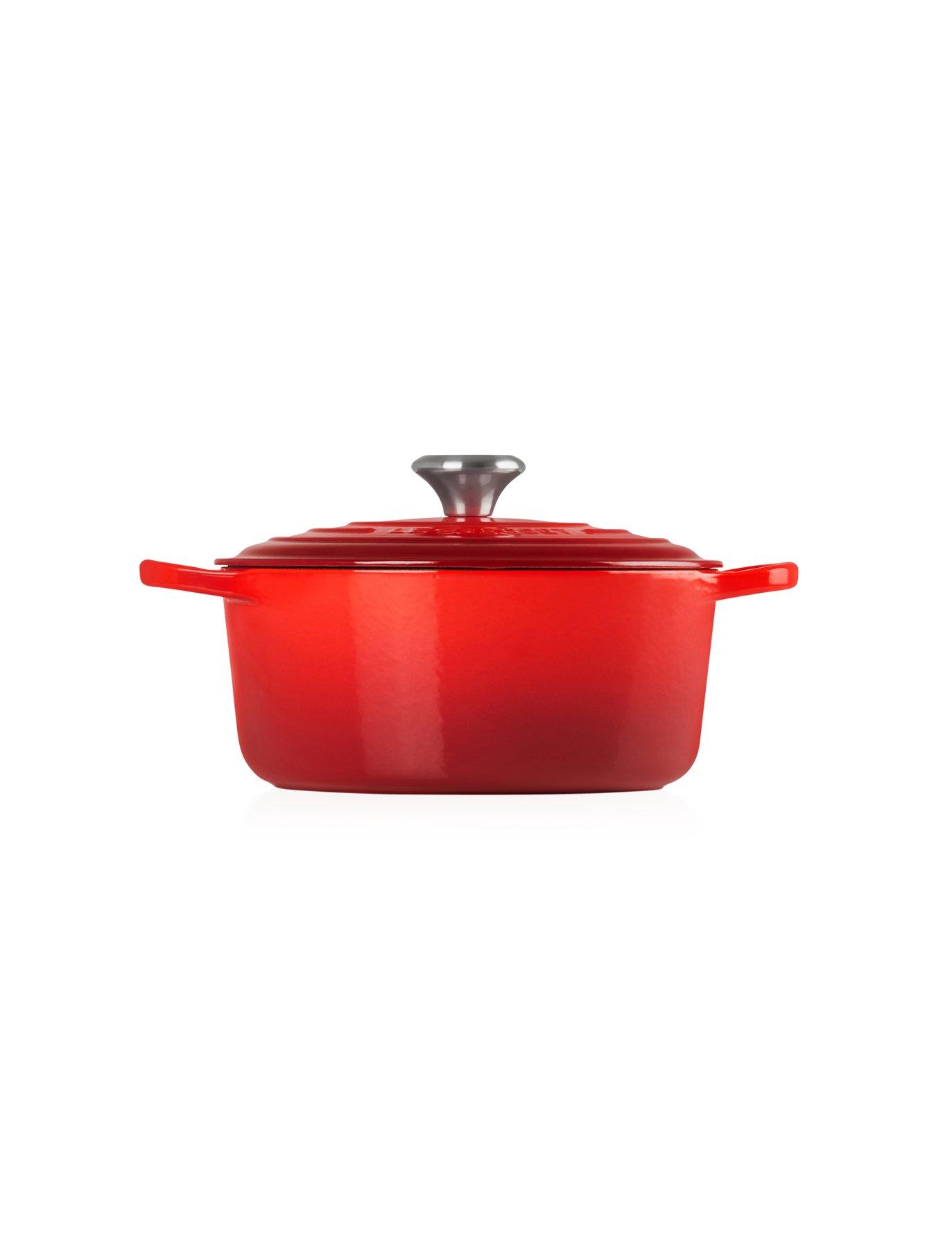 le-creuset-signature-cast-iron-round-26-cm-casserole-in-cerisedetail