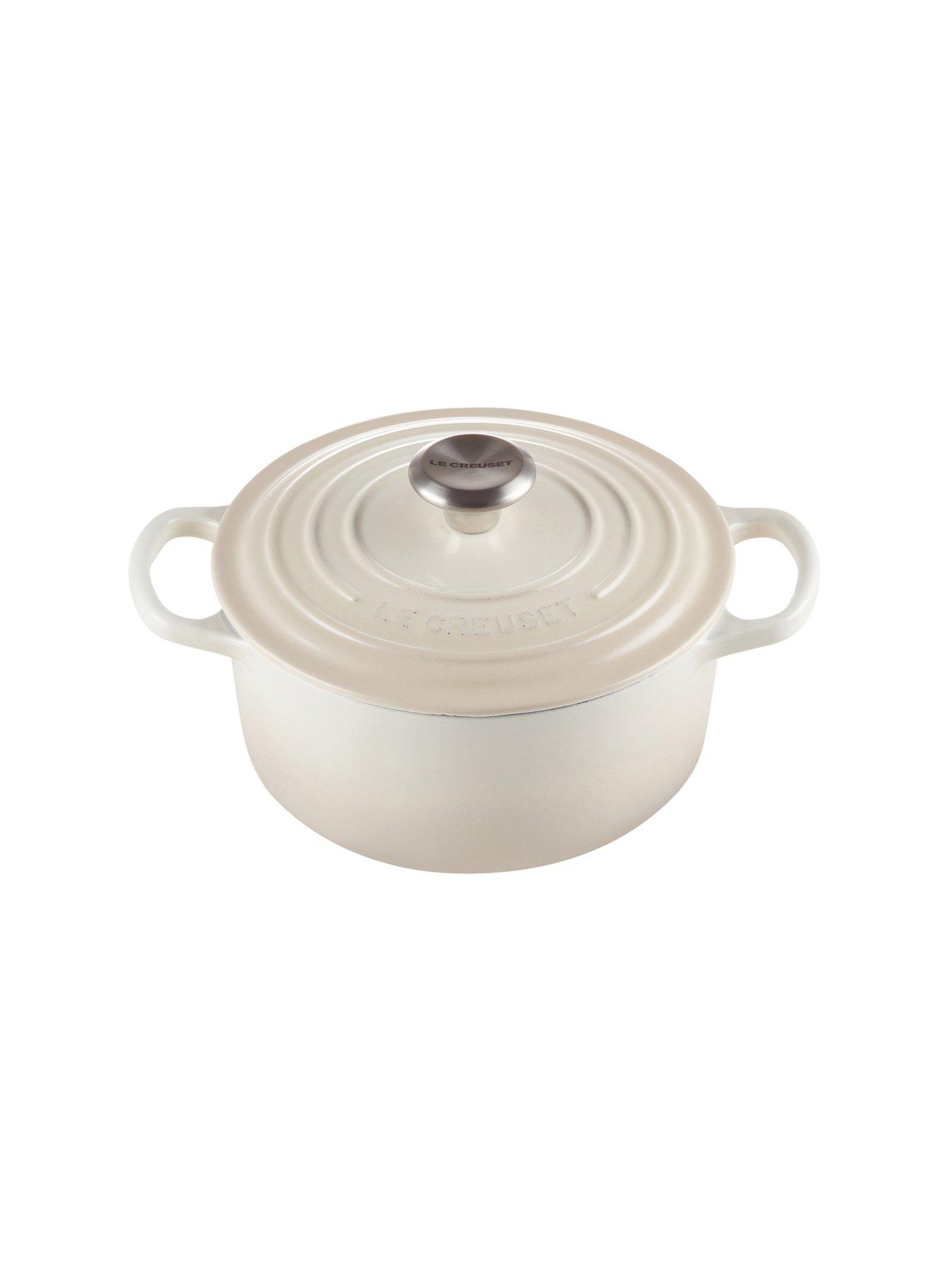 le-creuset-signature-cast-iron-round-26-cm-casserole-in-meringueoutfit