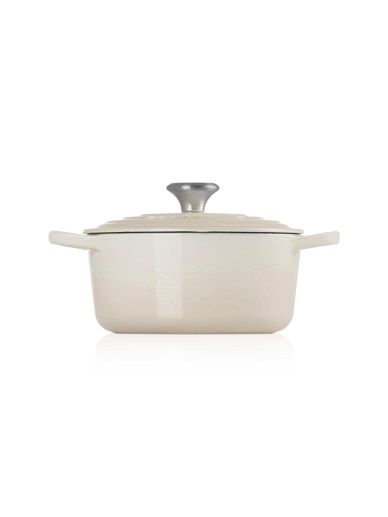 le-creuset-signature-cast-iron-round-26-cm-casserole-in-meringuedetail