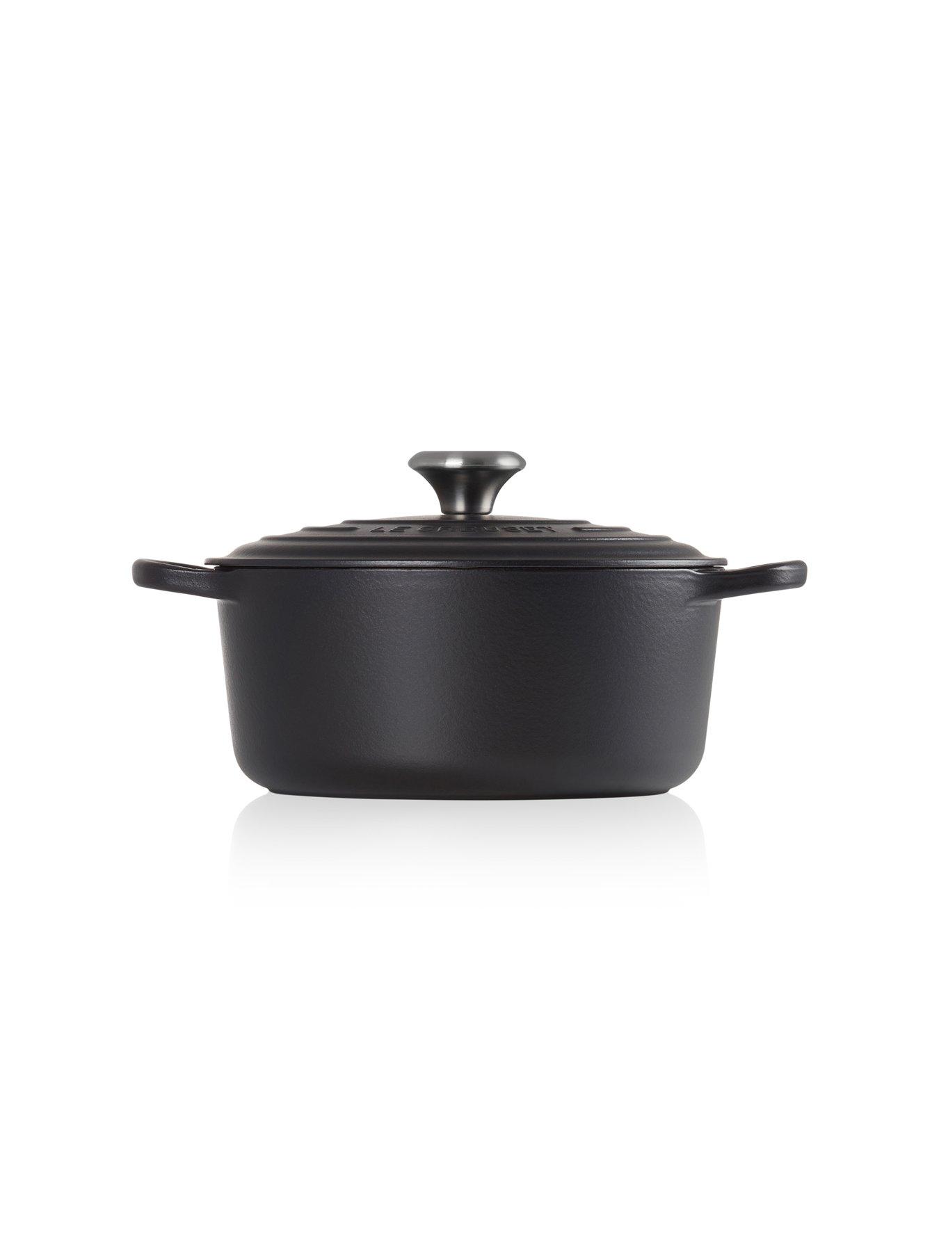 le-creuset-signature-cast-iron-round-26-cm-casserole-in-satin-blackoutfit