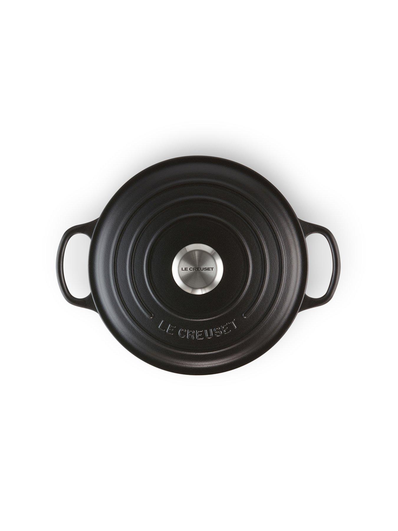 le-creuset-signature-cast-iron-round-26-cm-casserole-in-satin-blackdetail