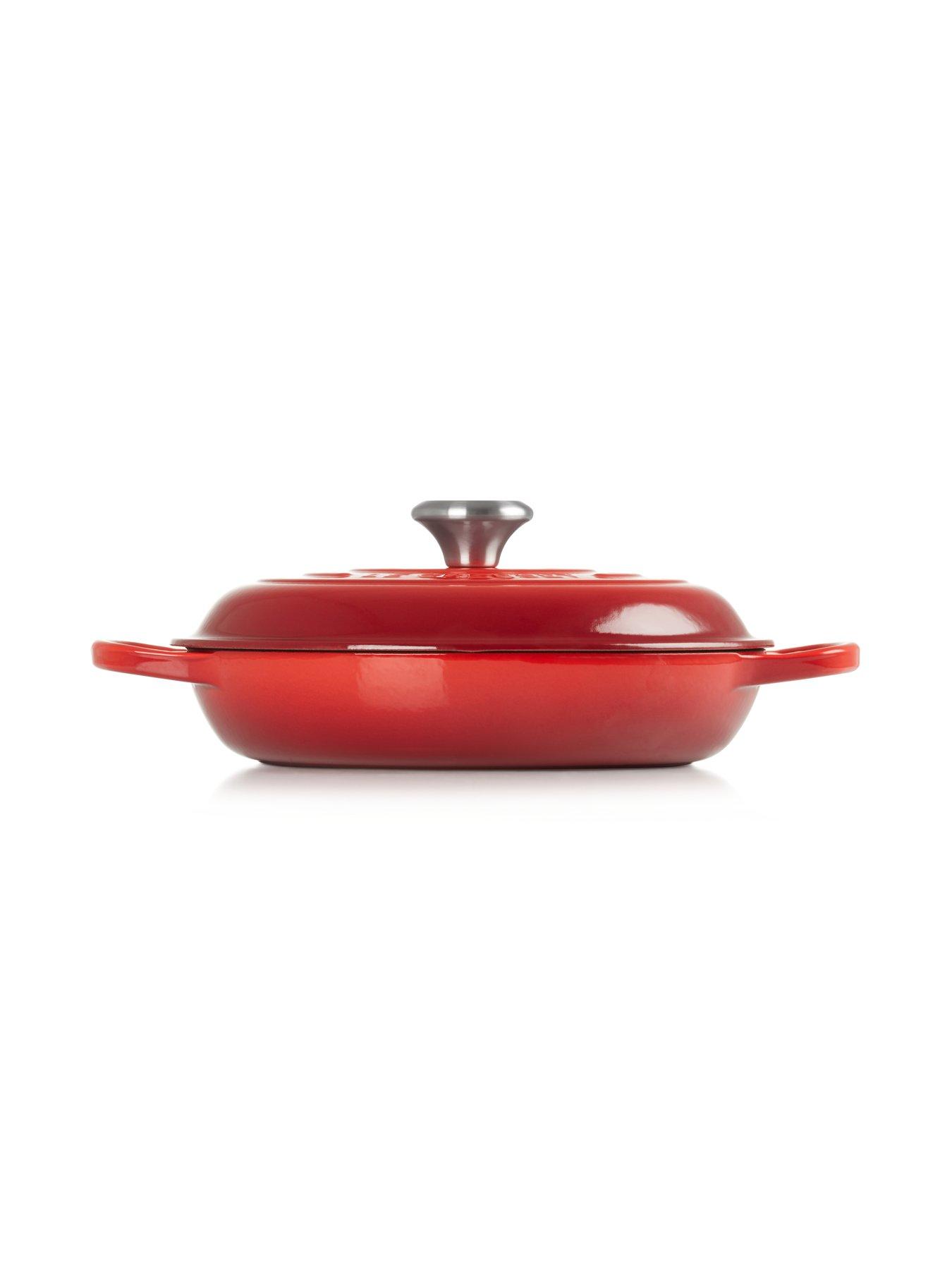 le-creuset-signature-30-cm-shallow-cast-iron-casserole-in-cerisedetail