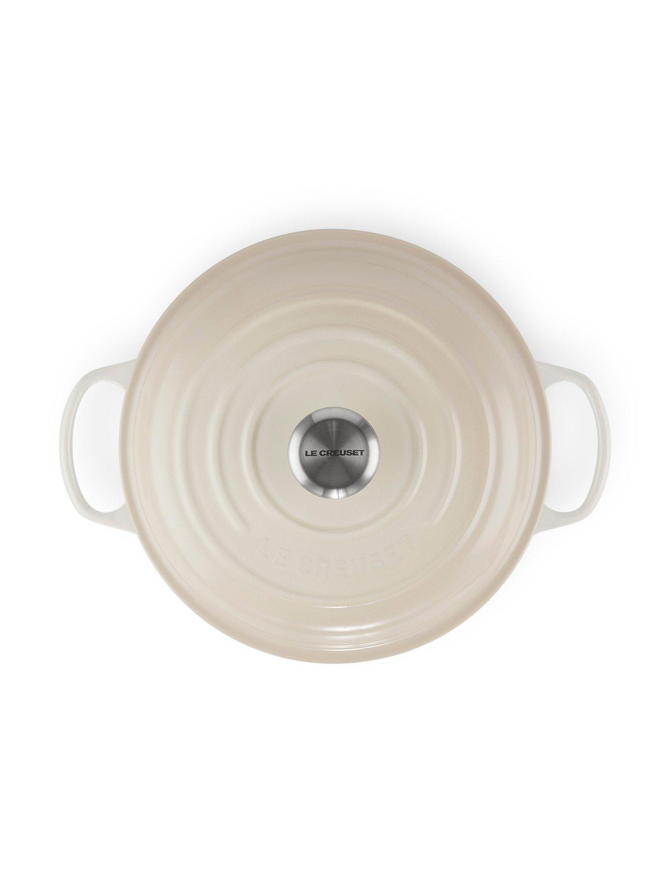 le-creuset-signature-30-cm-shallow-cast-iron-casserole-in-meringuedetail