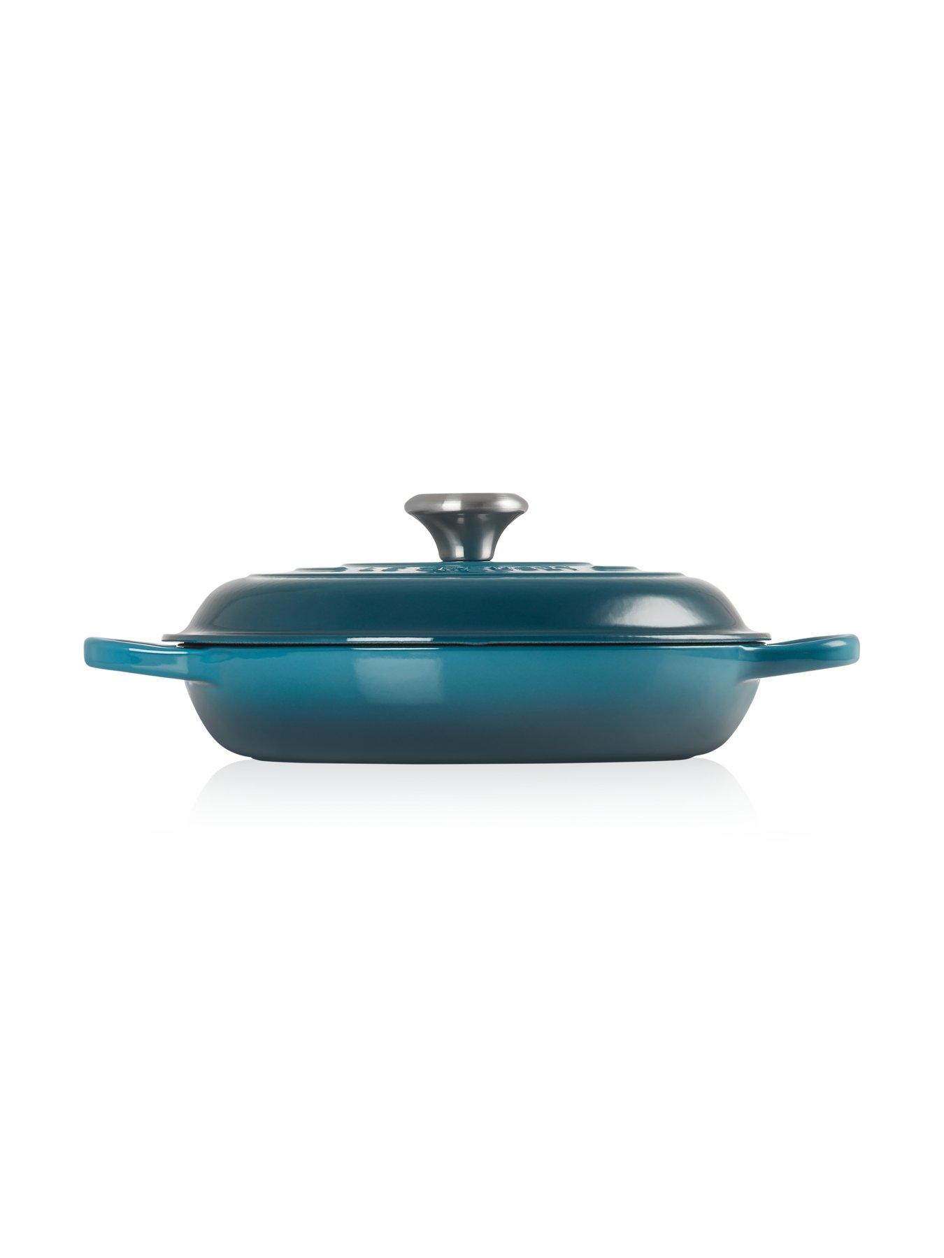 le-creuset-signature-30-cm-shallow-cast-iron-casserole-in-deep-tealoutfit