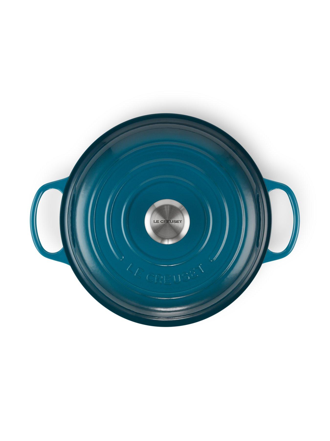 le-creuset-signature-30-cm-shallow-cast-iron-casserole-in-deep-tealdetail