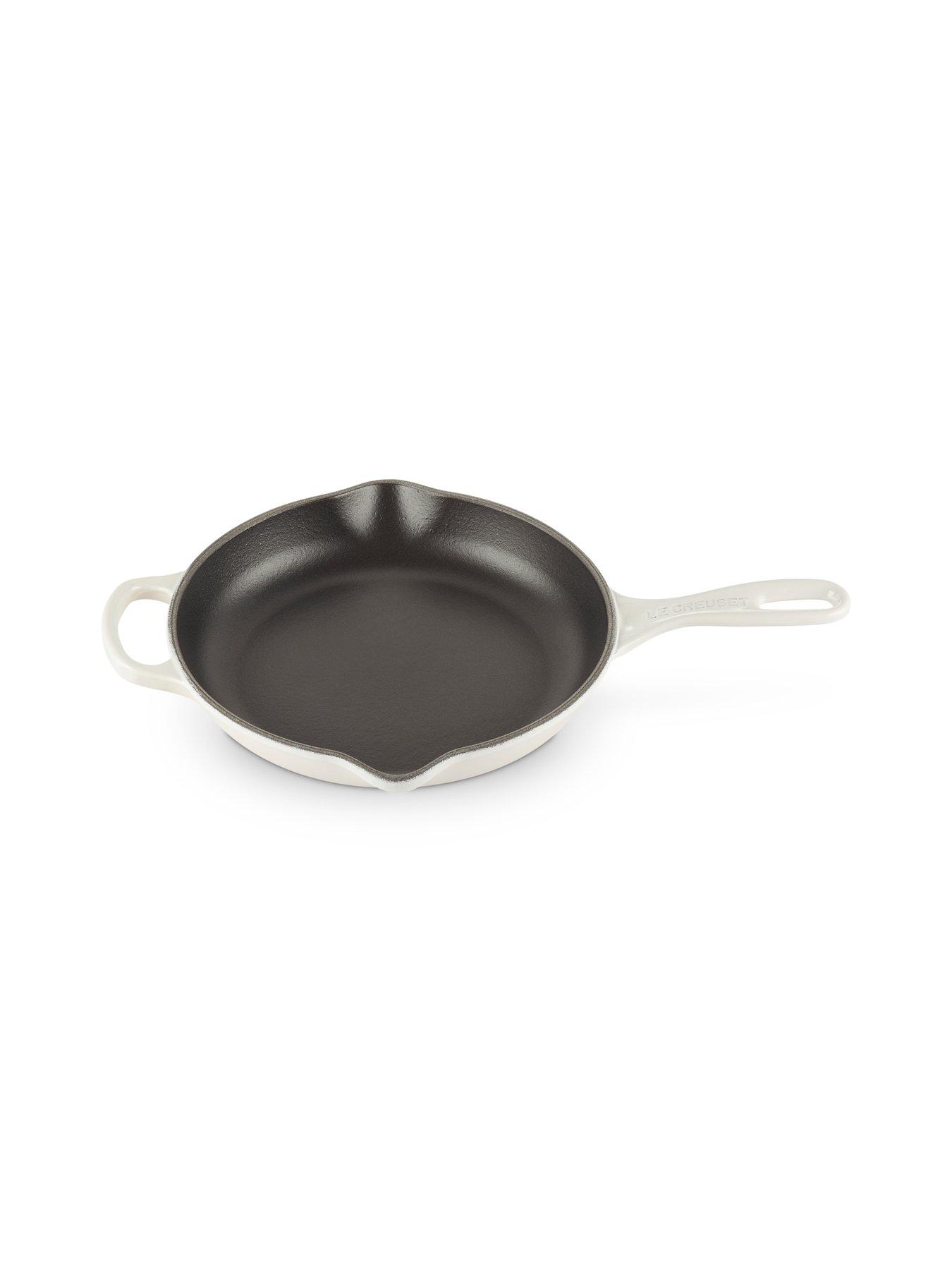 le-creuset-signature-cast-iron-23-cm-frying-pan-with-metal-handle-in-meringueback