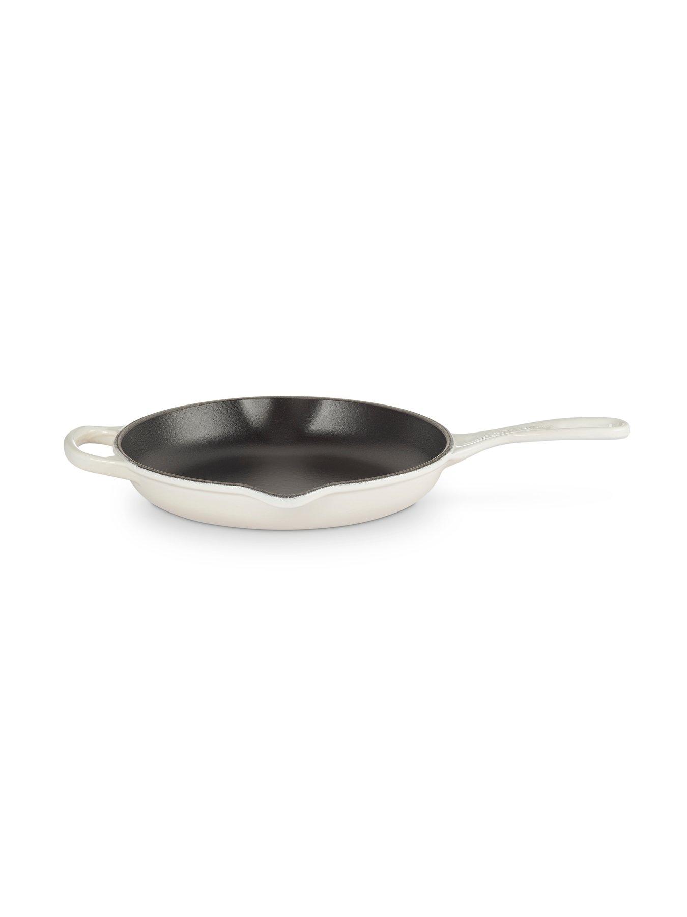 le-creuset-signature-cast-iron-23-cm-frying-pan-with-metal-handle-in-meringueoutfit