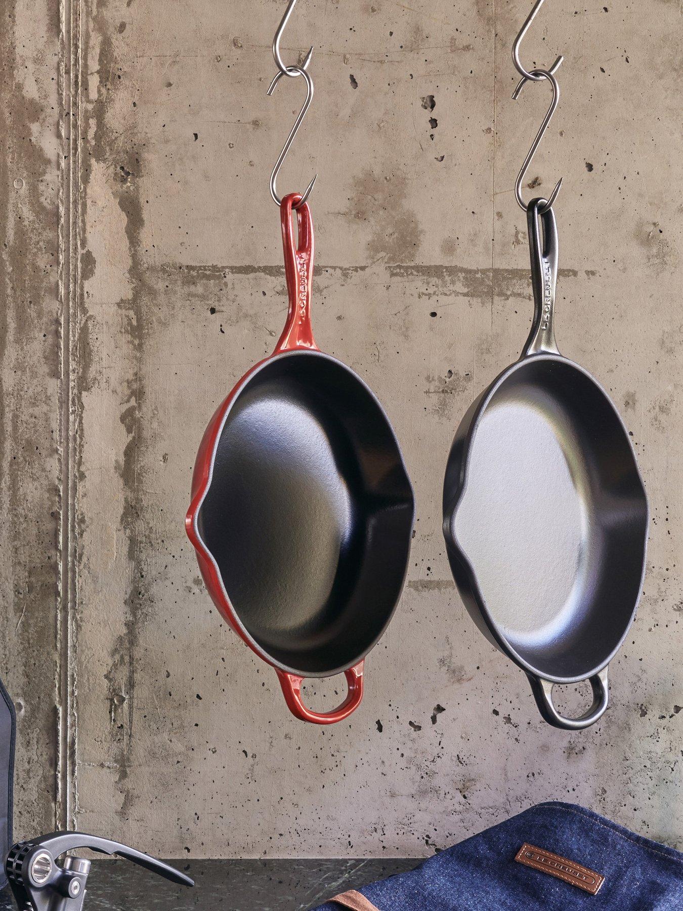 le-creuset-signature-23-cm-cast-iron-frying-pan-with-metal-handle-satin-blackstillFront