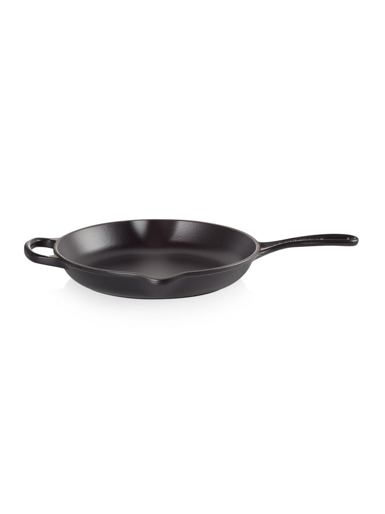 le-creuset-signature-23-cm-cast-iron-frying-pan-with-metal-handle-satin-blackoutfit