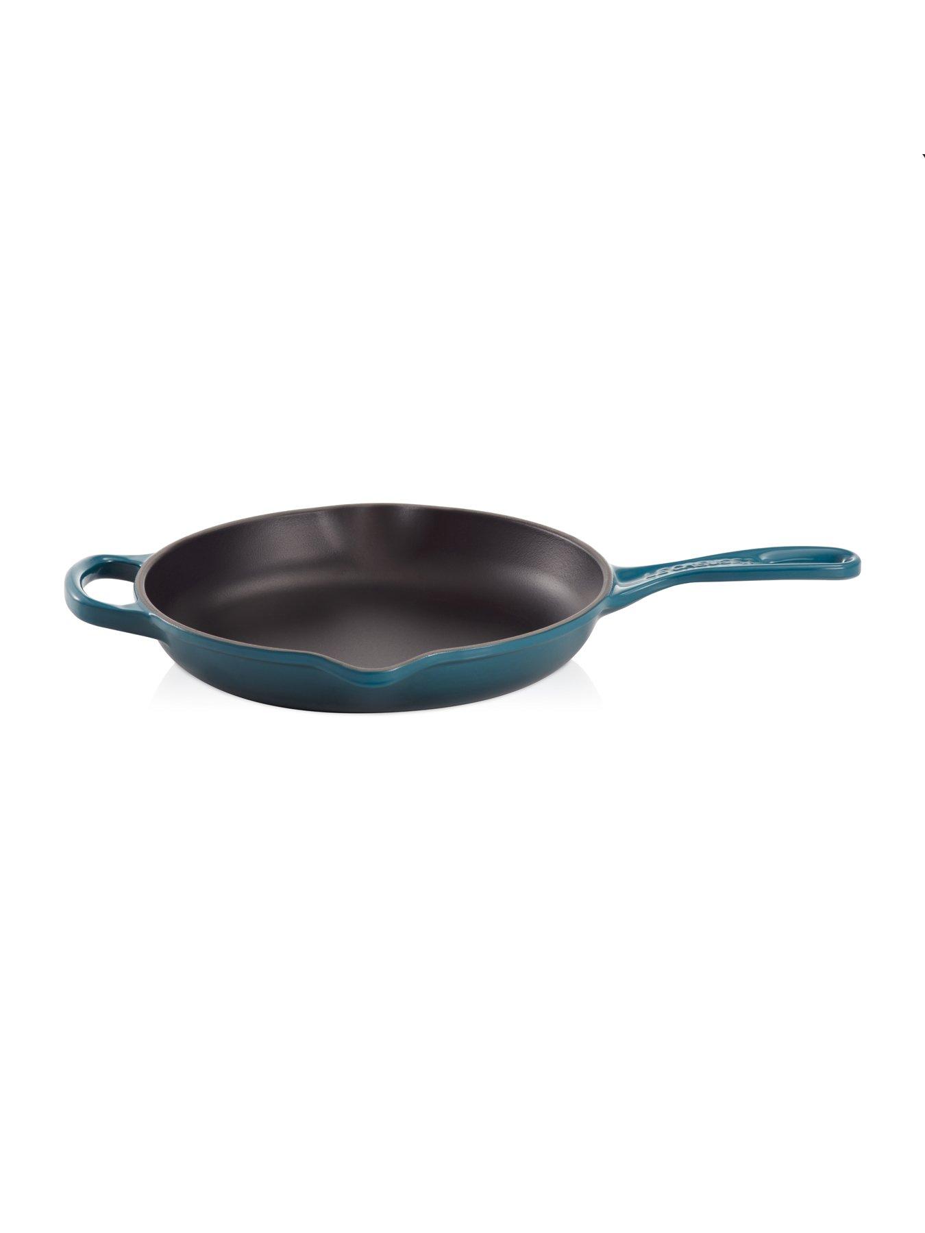 le-creuset-signature-23-cm-cast-iron-frying-pan-with-metal-handle-deep-tealstillFront