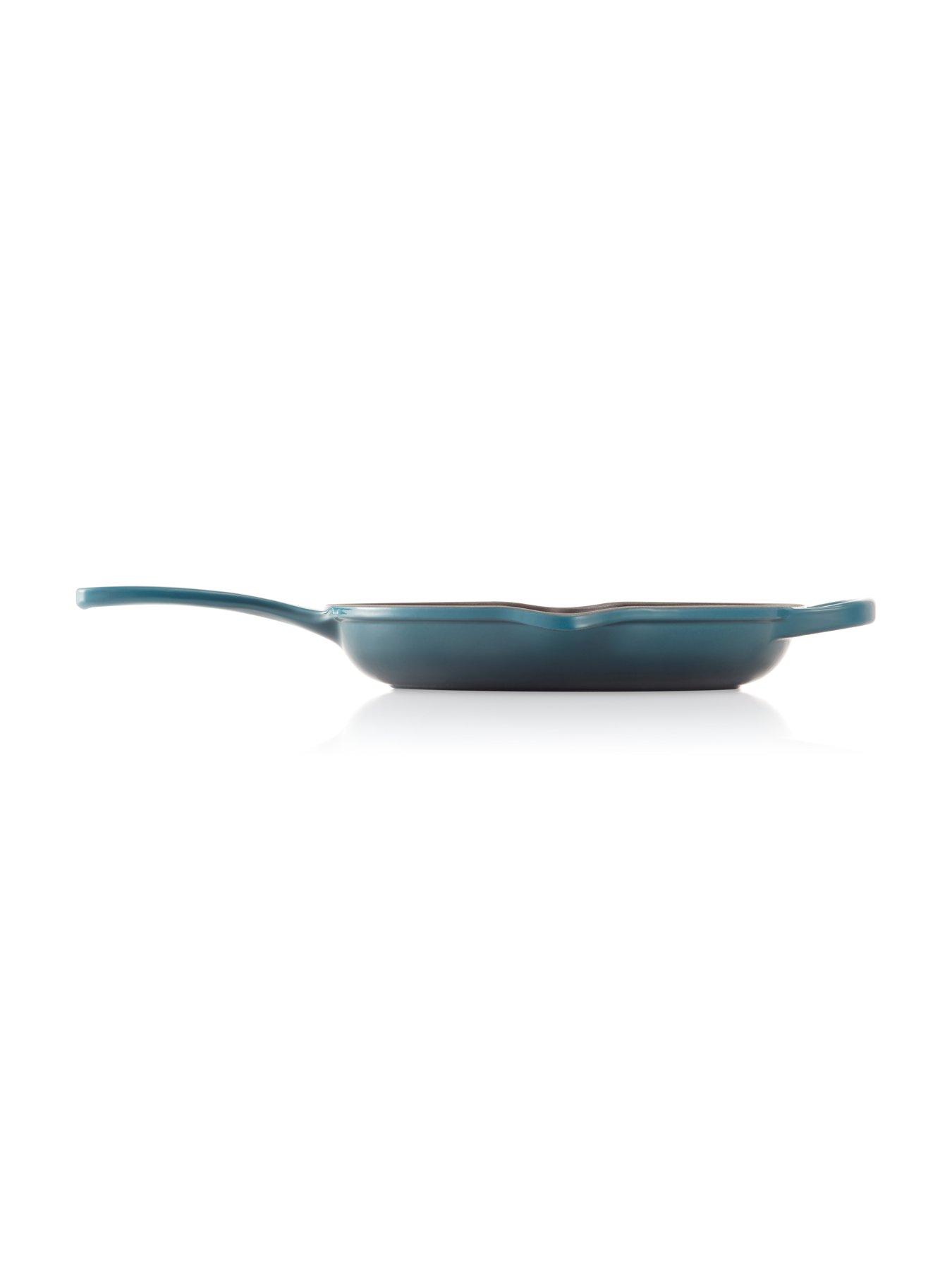 le-creuset-signature-23-cm-cast-iron-frying-pan-with-metal-handle-deep-tealoutfit