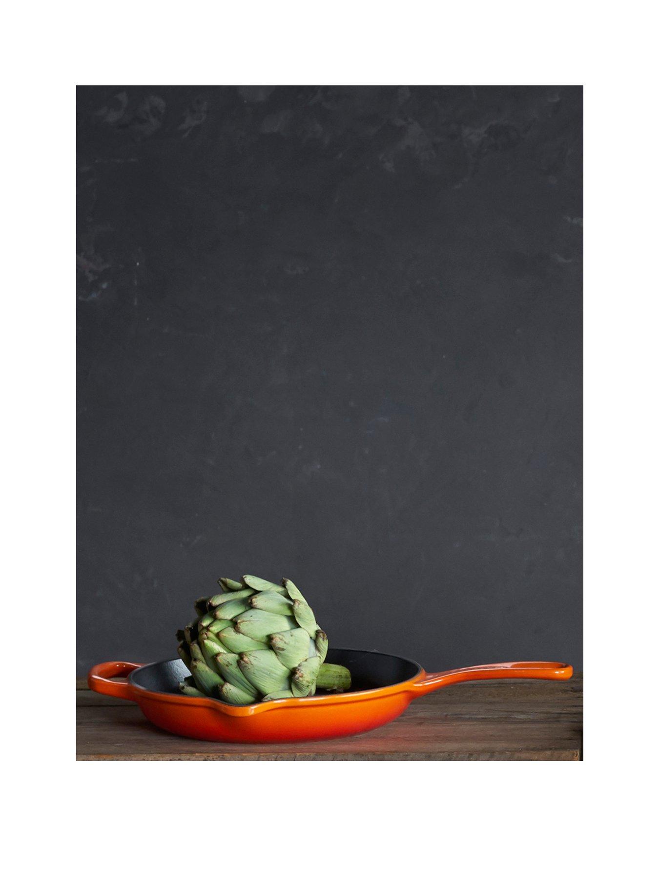 le-creuset-signature-cast-iron-frying-pan-with-metal-handle-in-volcanic