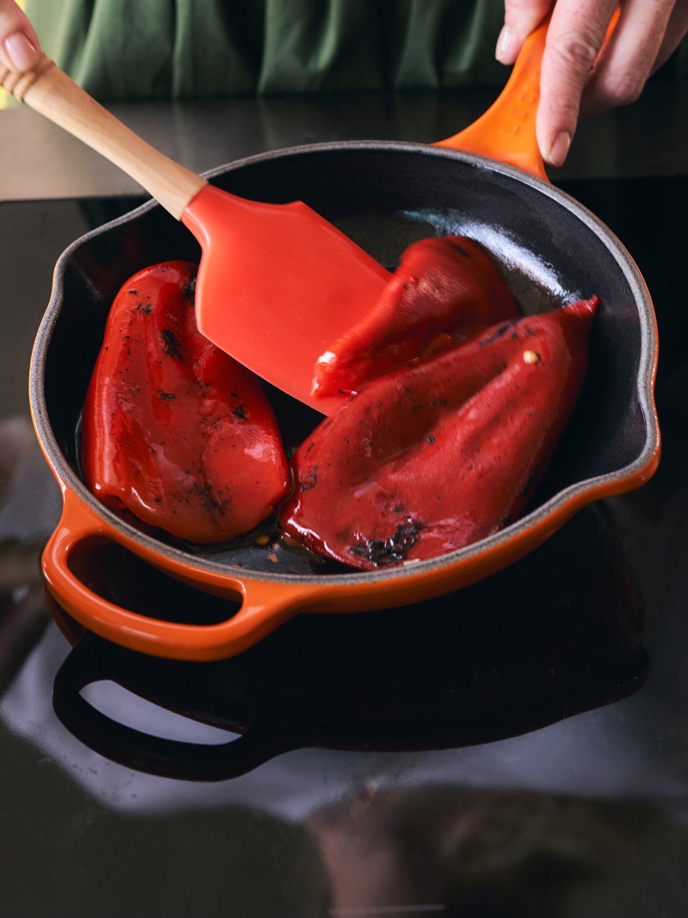 le-creuset-signature-cast-iron-frying-pan-with-metal-handle-in-volcanicstillFront