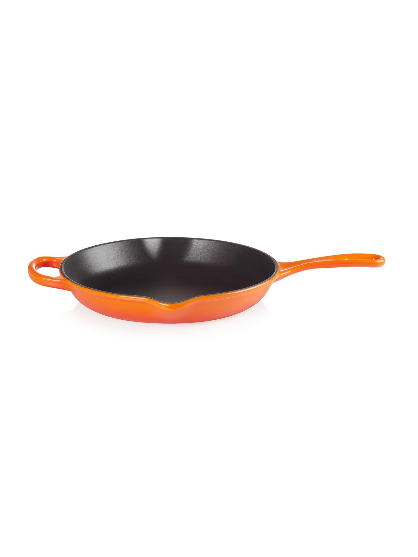 le-creuset-signature-cast-iron-frying-pan-with-metal-handle-in-volcanicoutfit