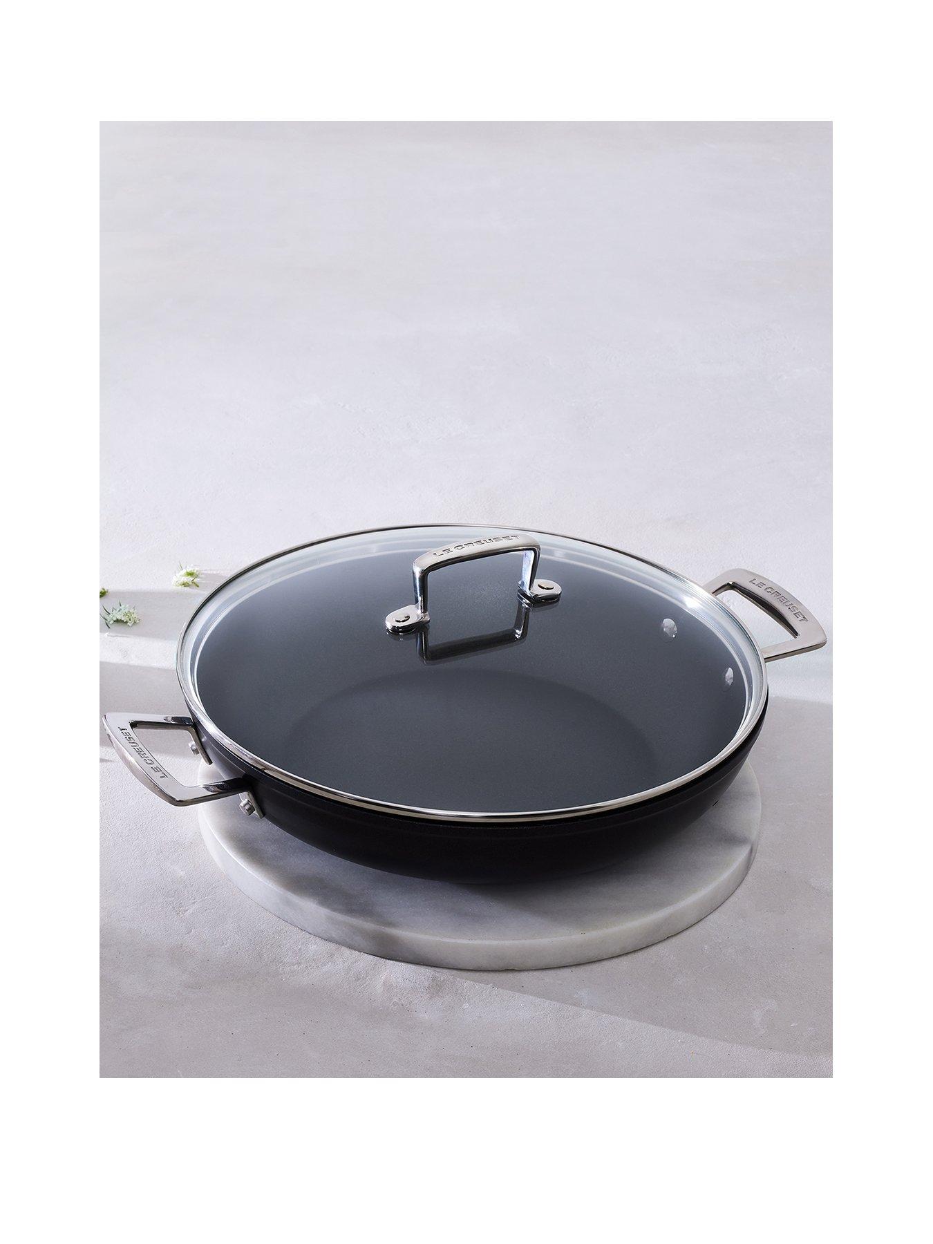 le-creuset-toughened-non-stick-24-cm-shallow-casserole-with-glass-lidfront